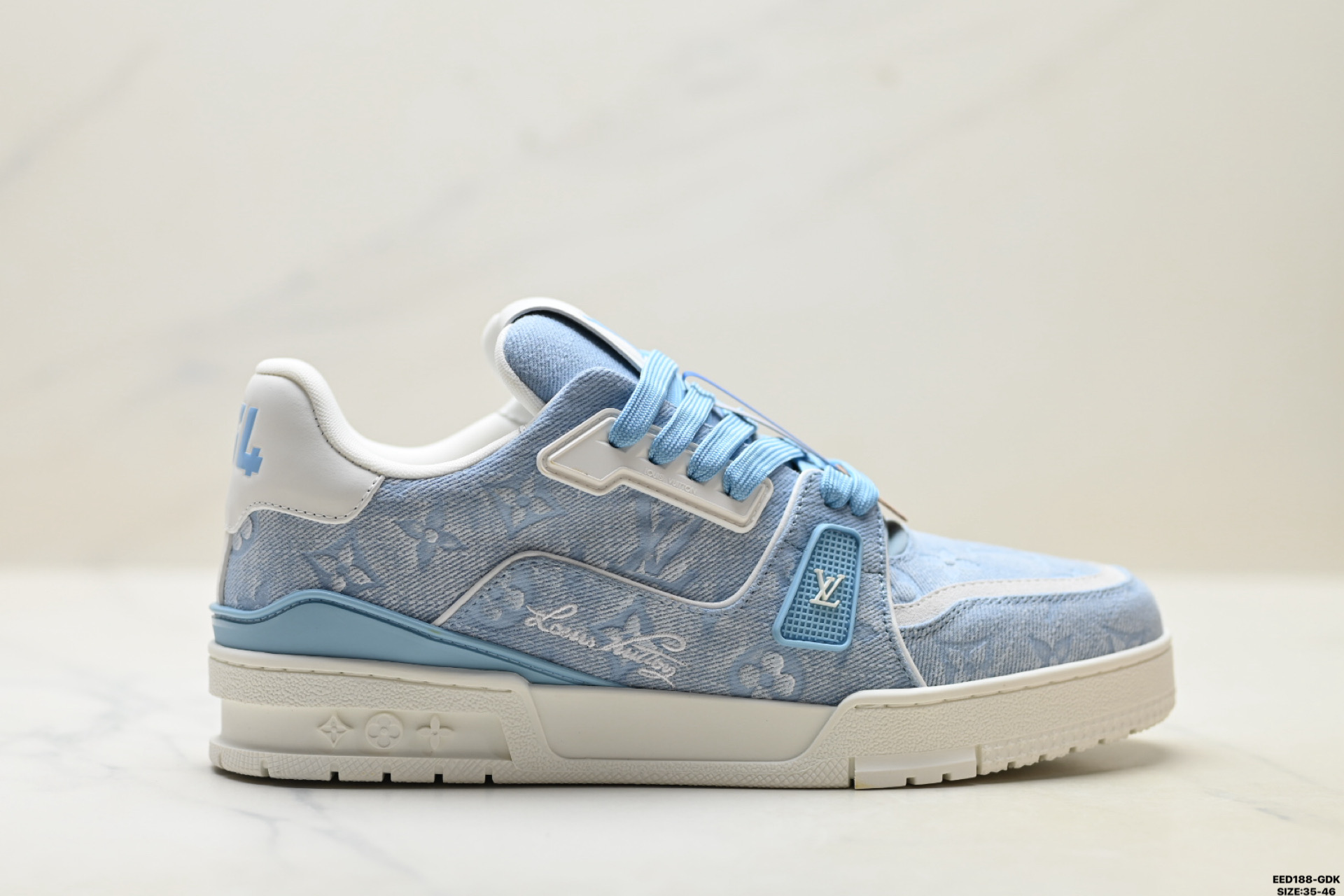 纯原✅Louis Vuitton Trainer Sneaker Low 路易威登 高奢休闲运动文化百搭板鞋 芯片配置 挂饰NFC芯片秒进官网 同步正品官网空胶工艺 结构逻辑一致 正确胶片断点式设计 细节克制到位 中底油印字母比例按原版还原 独家定制压纹麂皮 用料细腻耐看 原版开模TPU 大底伞脚感与质感取向偏原版 代购指定高端版本 全新升级双盒礼盒 全套配件齐全 舒适防滑底和百搭性霸屏整个时尚娱乐圈 细节调整完美主义 鞋面采用柔软皮革鞋面 独家开模大底 侧边采用3D打印标志性Logo 尽显贵族时尚气息 配带正品全套包装 ID:EED188-GDK