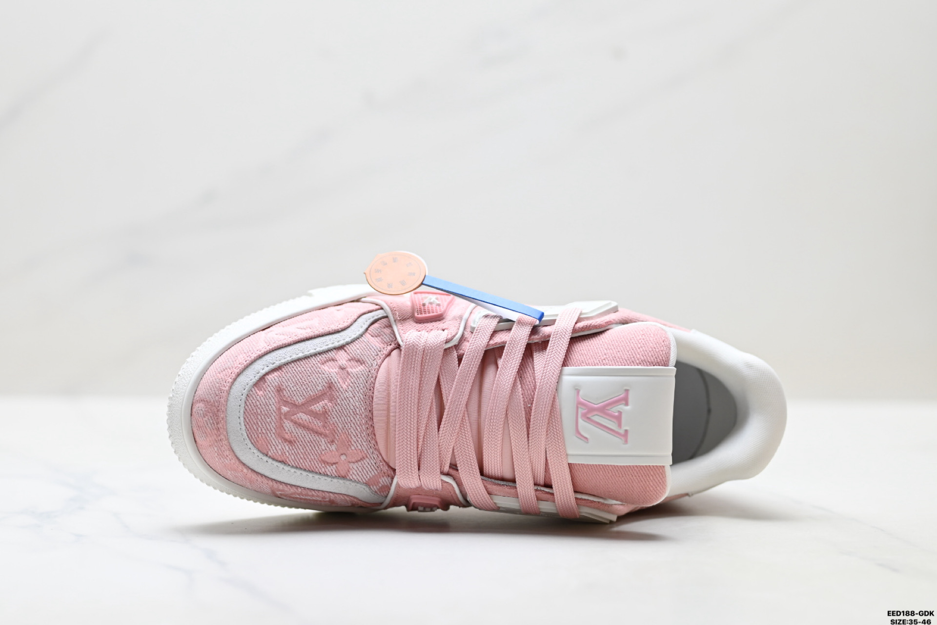 纯原✅Louis Vuitton Trainer Sneaker Low 路易威登 高奢休闲运动文化百搭板鞋 芯片配置 挂饰NFC芯片秒进官网 同步正品官网空胶工艺 结构逻辑一致 正确胶片断点式设计 细节克制到位 中底油印字母比例按原版还原 独家定制压纹麂皮 用料细腻耐看 原版开模TPU 大底伞脚感与质感取向偏原版 代购指定高端版本 全新升级双盒礼盒 全套配件齐全 舒适防滑底和百搭性霸屏整个时尚娱乐圈 细节调整完美主义 鞋面采用柔软皮革鞋面 独家开模大底 侧边采用3D打印标志性Logo 尽显贵族时尚气息 配带正品全套包装 ID:EED188-GDK
