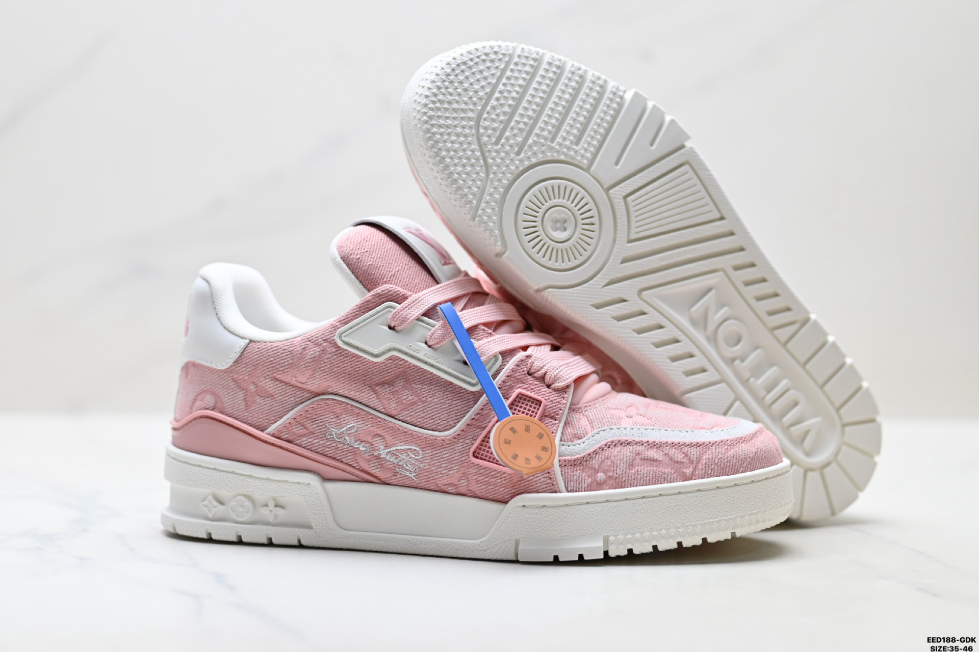 纯原✅Louis Vuitton Trainer Sneaker Low 路易威登 高奢休闲运动文化百搭板鞋 芯片配置 挂饰NFC芯片秒进官网 同步正品官网空胶工艺 结构逻辑一致 正确胶片断点式设计 细节克制到位 中底油印字母比例按原版还原 独家定制压纹麂皮 用料细腻耐看 原版开模TPU 大底伞脚感与质感取向偏原版 代购指定高端版本 全新升级双盒礼盒 全套配件齐全 舒适防滑底和百搭性霸屏整个时尚娱乐圈 细节调整完美主义 鞋面采用柔软皮革鞋面 独家开模大底 侧边采用3D打印标志性Logo 尽显贵族时尚气息 配带正品全套包装 ID:EED188-GDK