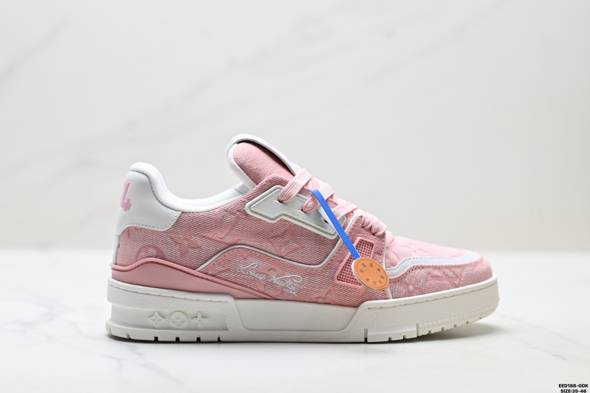 纯原✅Louis Vuitton Trainer Sneaker Low 路易威登 高奢休闲运动文化百搭板鞋 芯片配置 挂饰NFC芯片秒进官网 同步正品官网空胶工艺 结构逻辑一致 正确胶片断点式设计 细节克制到位 中底油印字母比例按原版还原 独家定制压纹麂皮 用料细腻耐看 原版开模TPU 大底伞脚感与质感取向偏原版 代购指定高端版本 全新升级双盒礼盒 全套配件齐全 舒适防滑底和百搭性霸屏整个时尚娱乐圈 细节调整完美主义 鞋面采用柔软皮革鞋面 独家开模大底 侧边采用3D打印标志性Logo 尽显贵族时尚气息 配带正品全套包装 ID:EED188-GDK