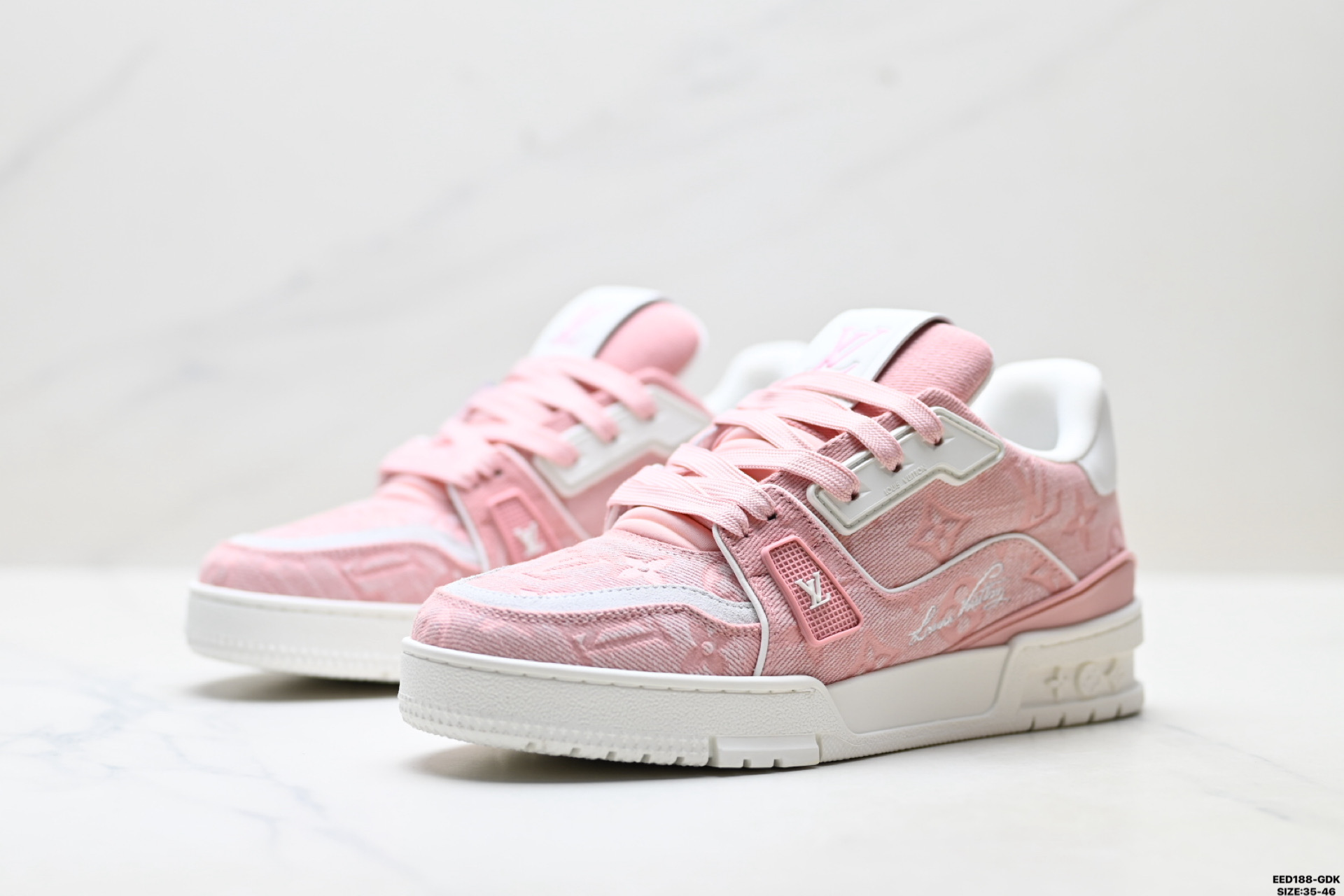 纯原✅Louis Vuitton Trainer Sneaker Low 路易威登 高奢休闲运动文化百搭板鞋 芯片配置 挂饰NFC芯片秒进官网 同步正品官网空胶工艺 结构逻辑一致 正确胶片断点式设计 细节克制到位 中底油印字母比例按原版还原 独家定制压纹麂皮 用料细腻耐看 原版开模TPU 大底伞脚感与质感取向偏原版 代购指定高端版本 全新升级双盒礼盒 全套配件齐全 舒适防滑底和百搭性霸屏整个时尚娱乐圈 细节调整完美主义 鞋面采用柔软皮革鞋面 独家开模大底 侧边采用3D打印标志性Logo 尽显贵族时尚气息 配带正品全套包装 ID:EED188-GDK