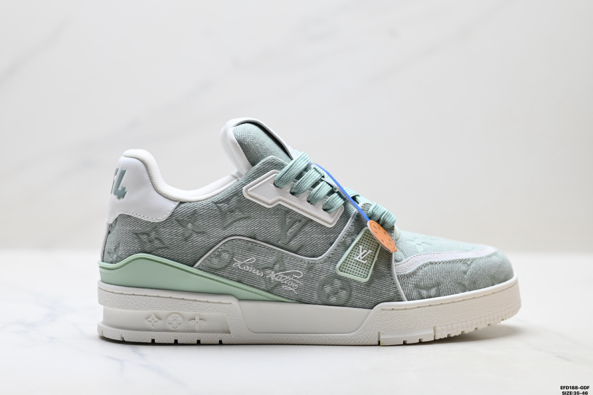 纯原✅Louis Vuitton Trainer Sneaker Low 路易威登 高奢休闲运动文化百搭板鞋 芯片配置 挂饰NFC芯片秒进官网 同步正品官网空胶工艺 结构逻辑一致 正确胶片断点式设计 细节克制到位 中底油印字母比例按原版还原 独家定制压纹麂皮 用料细腻耐看 原版开模TPU 大底伞脚感与质感取向偏原版 代购指定高端版本 全新升级双盒礼盒 全套配件齐全 舒适防滑底和百搭性霸屏整个时尚娱乐圈 细节调整完美主义 鞋面采用柔软皮革鞋面 独家开模大底 侧边采用3D打印标志性Logo 尽显贵族时尚气息 配带正品全套包装 ID:EED188-GDF
