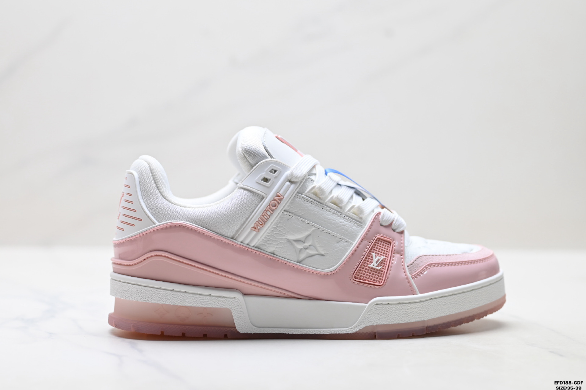 纯原✅Louis Vuitton Trainer Sneaker Low 路易威登 高奢休闲运动文化百搭板鞋 芯片配置 挂饰NFC芯片秒进官网 同步正品官网空胶工艺 结构逻辑一致 正确胶片断点式设计 细节克制到位 中底油印字母比例按原版还原 独家定制压纹麂皮 用料细腻耐看 原版开模TPU 大底伞脚感与质感取向偏原版 代购指定高端版本 全新升级双盒礼盒 全套配件齐全 舒适防滑底和百搭性霸屏整个时尚娱乐圈 细节调整完美主义 鞋面采用柔软皮革鞋面 独家开模大底 侧边采用3D打印标志性Logo 尽显贵族时尚气息 配带正品全套包装 ID:EFD188-GDF