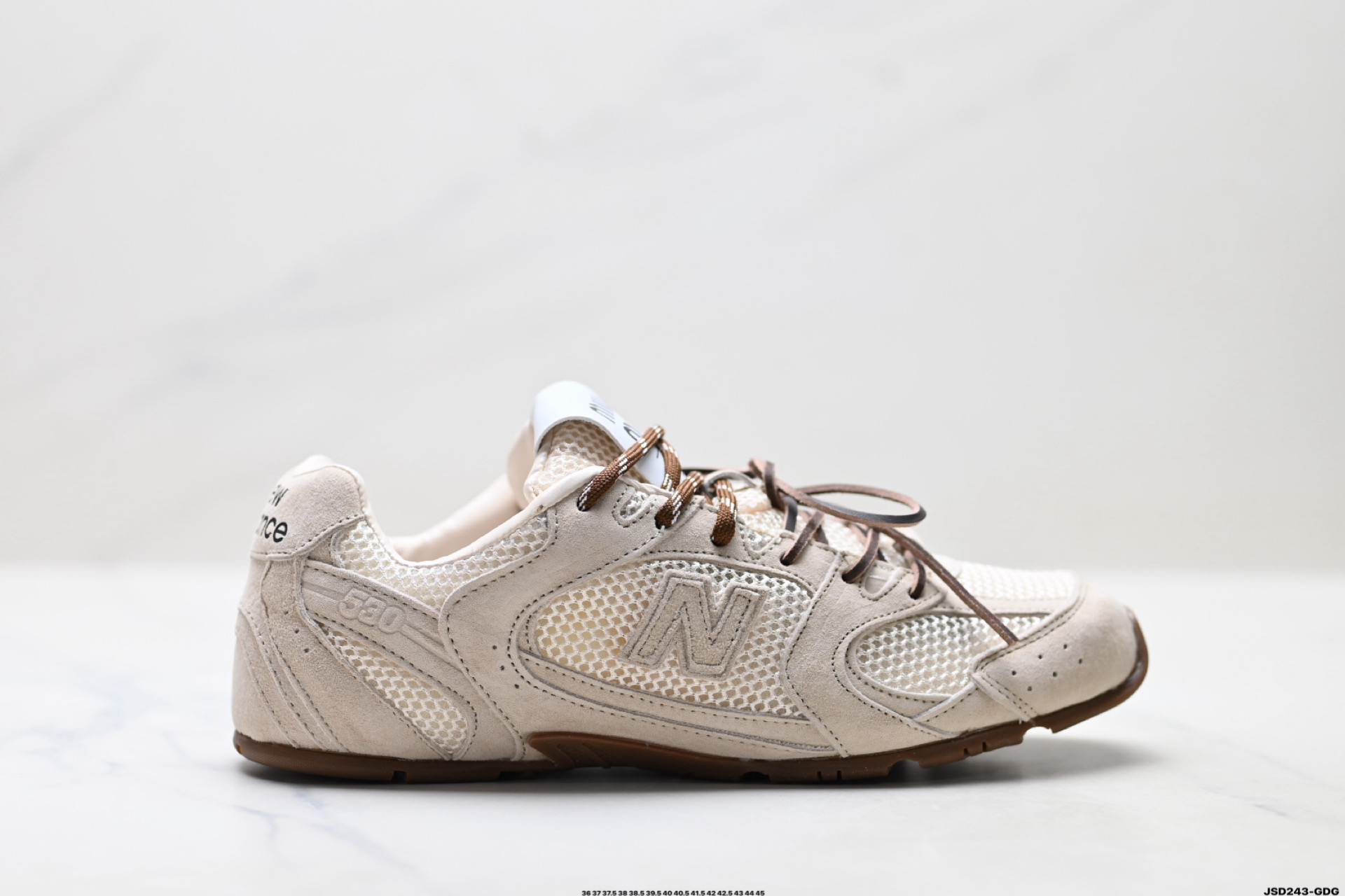 公司级✅MiuMiu x New Balance 530 SL系列NB新百伦低帮经典复古休闲运动慢跑鞋 美拉德配色打造全新跨界合作 意大利奢侈品牌 该运动鞋采用解构和轻盈的设计 带点彷旧日的布料包覆着 New Balance 530的轮廓 刻意磨损 不均匀的皮革色调 让波鞋多了不同的个性 这款联名鞋款配有双鞋带设计 营造出随性系起的感觉 ID:JSD243-GDG
