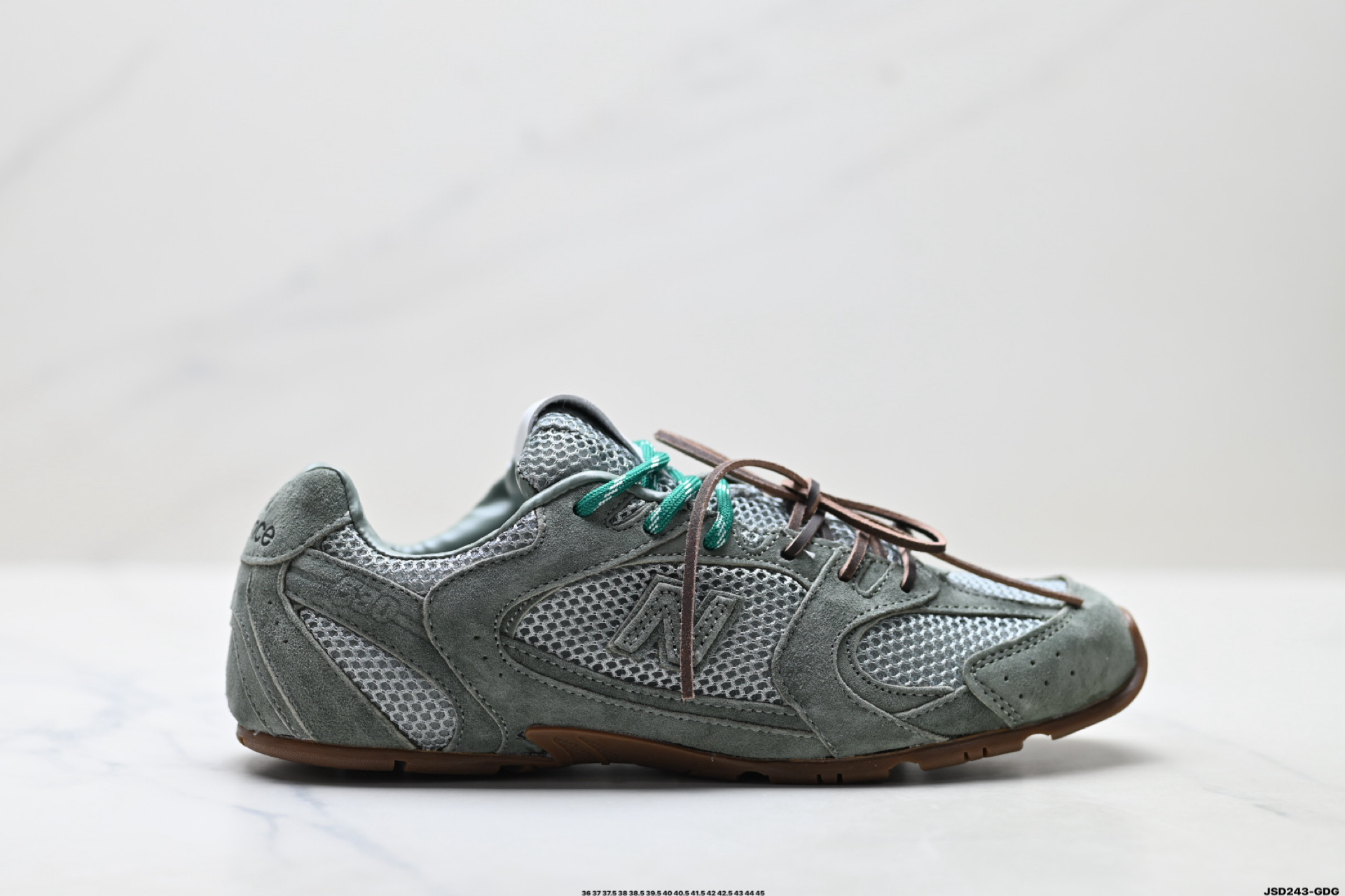 公司级✅MiuMiu x New Balance 530 SL系列NB新百伦低帮经典复古休闲运动慢跑鞋 美拉德配色打造全新跨界合作 意大利奢侈品牌 该运动鞋采用解构和轻盈的设计 带点彷旧日的布料包覆着 New Balance 530的轮廓 刻意磨损 不均匀的皮革色调 让波鞋多了不同的个性 这款联名鞋款配有双鞋带设计 营造出随性系起的感觉 ID:JSD243-GDG