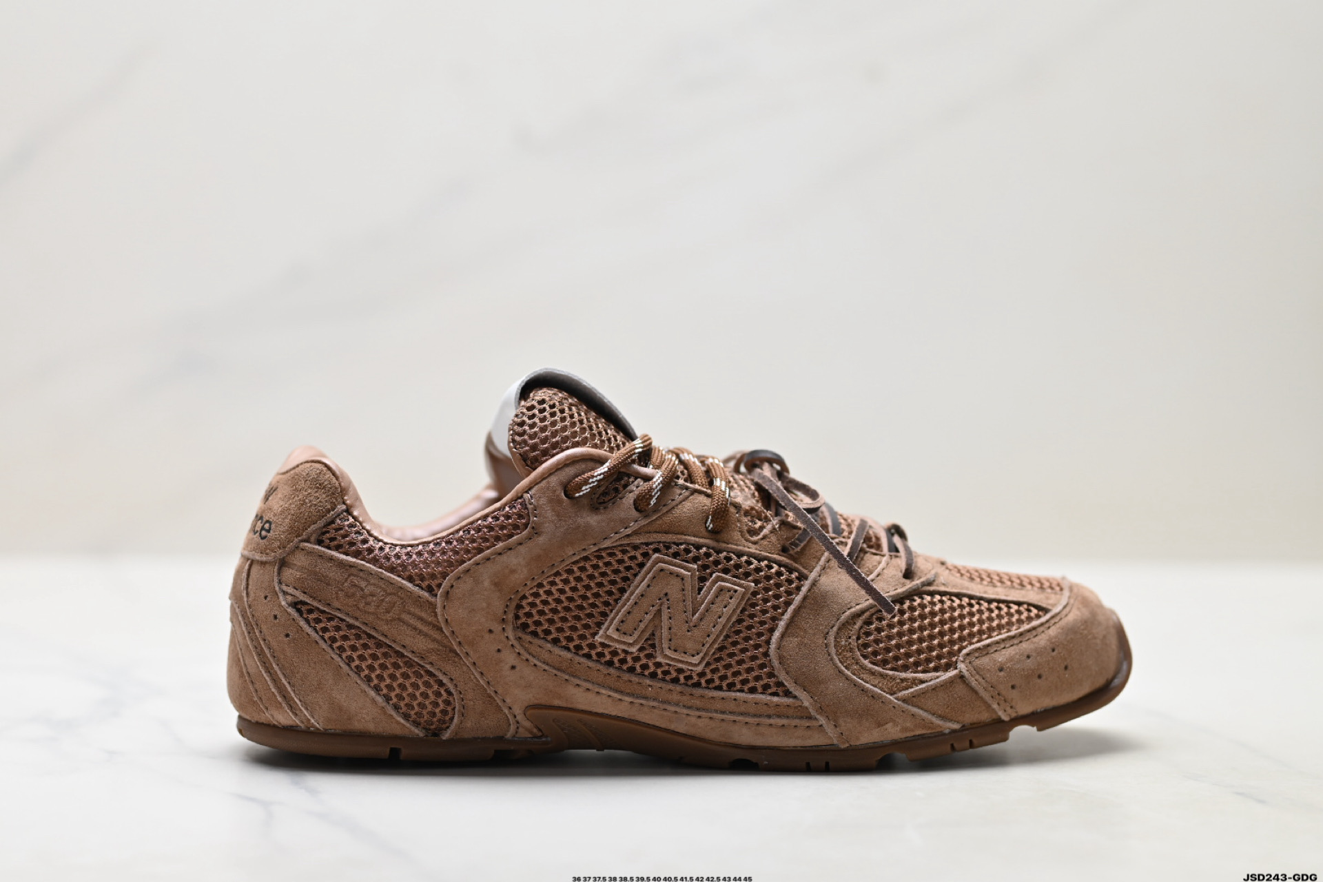 公司级✅MiuMiu x New Balance 530 SL系列NB新百伦低帮经典复古休闲运动慢跑鞋 美拉德配色打造全新跨界合作 意大利奢侈品牌 该运动鞋采用解构和轻盈的设计 带点彷旧日的布料包覆着 New Balance 530的轮廓 刻意磨损 不均匀的皮革色调 让波鞋多了不同的个性 这款联名鞋款配有双鞋带设计 营造出随性系起的感觉 ID:JSD243-GDG