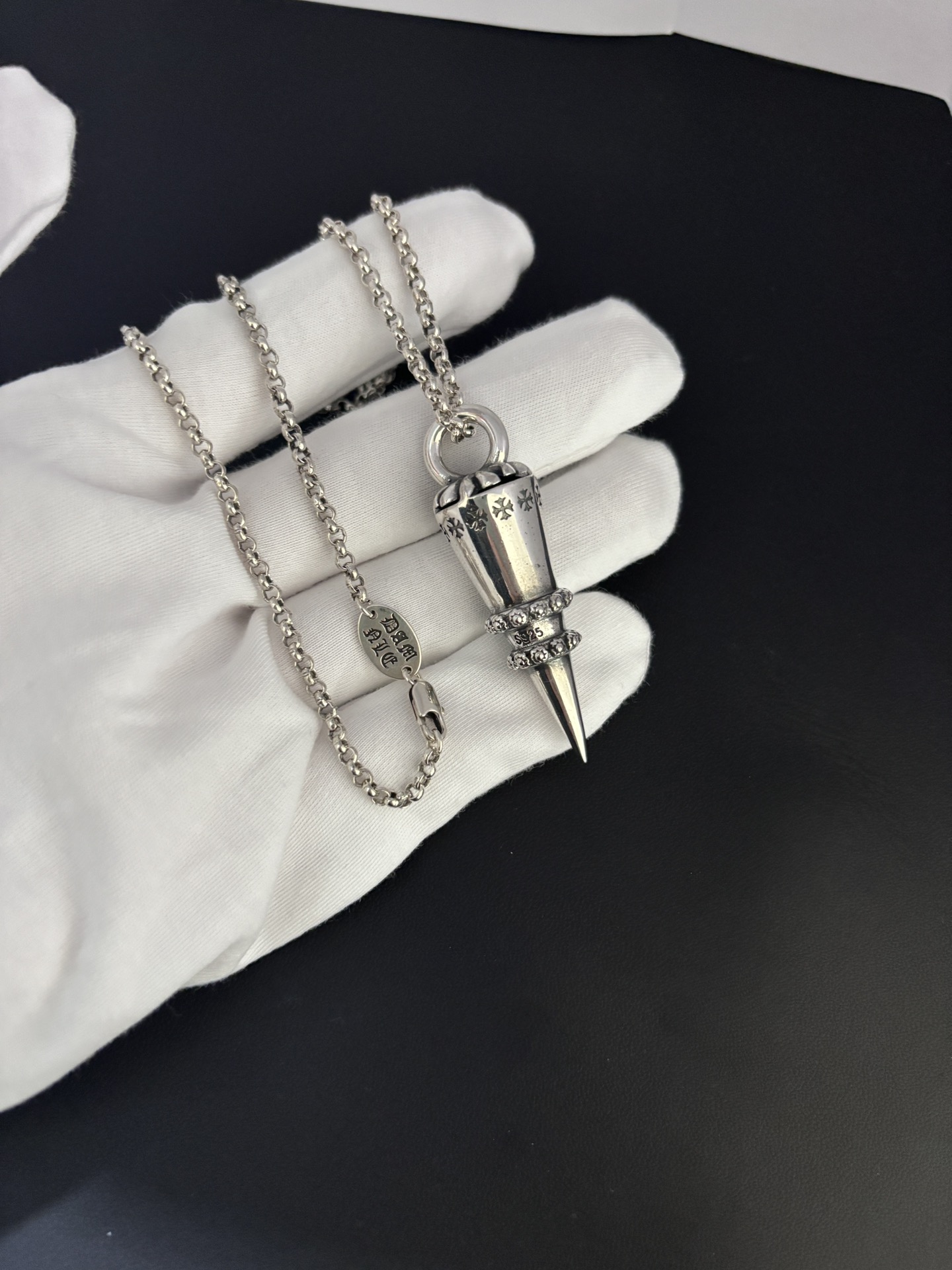 320克罗子弹头铆钉吊坠项链 - 個性的デザイン