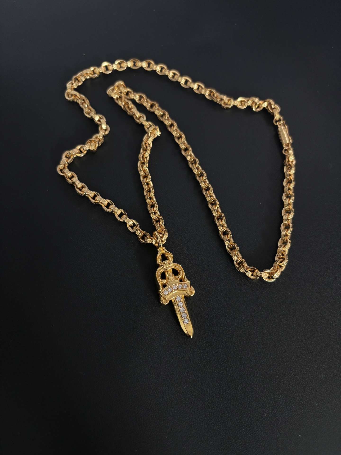 NO:110874,Crosin double-sided sword inlaid with diamonds and golden letter necklace, jewelry fine, chrome hearts, necklace19860909克罗心双面宝剑镶钻金色字母项链,饰品精品,chrome hearts,necklace,Jewelry