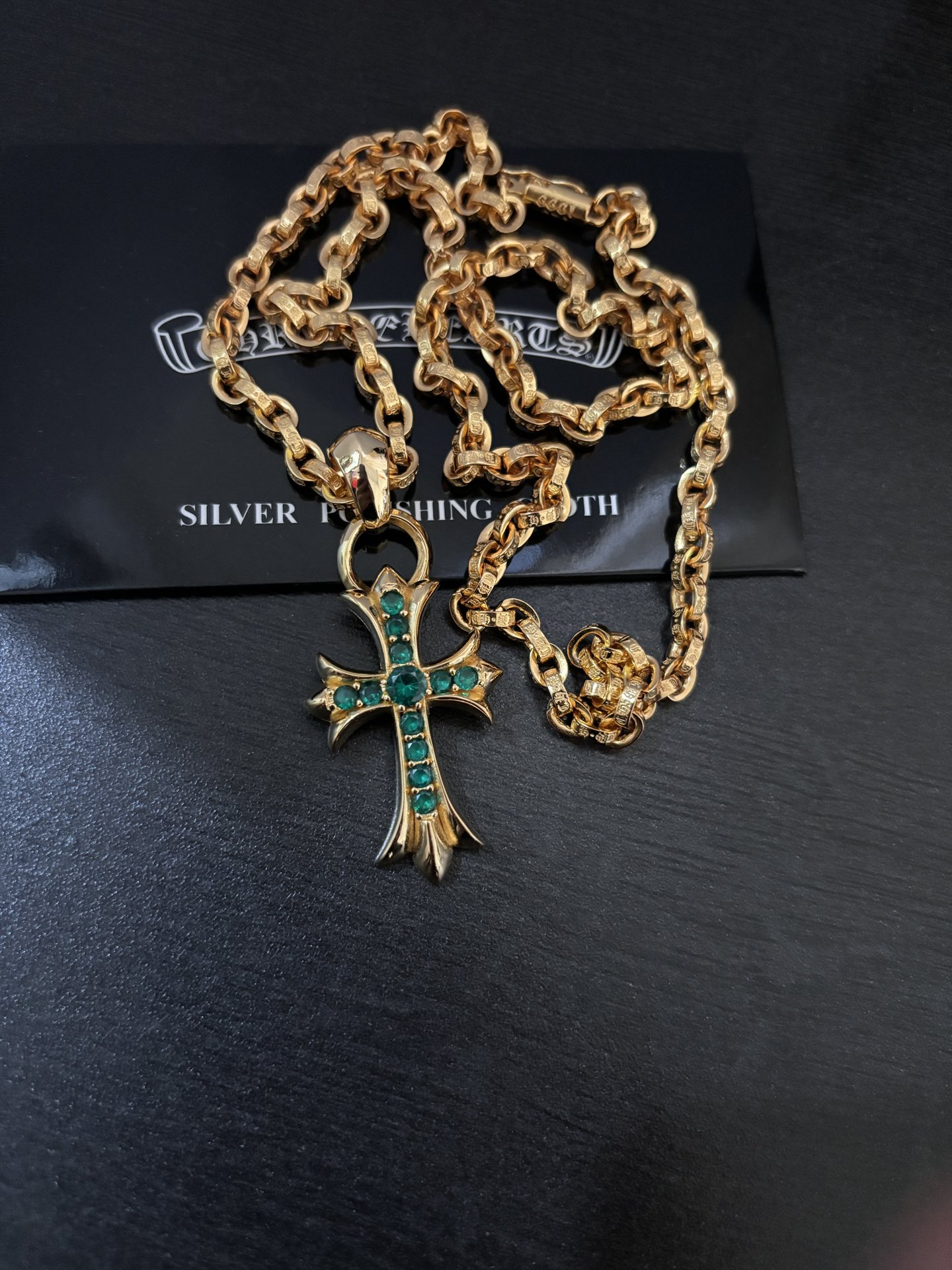 NO:107556,Cro Cross Green Diamond Golden Alphabet Necklace, Jewelry Boutique, Chrome Hearts, Necklace19860909克罗十字架绿钻金色字母项链,饰品精品,chrome hearts,necklace,Jewelry