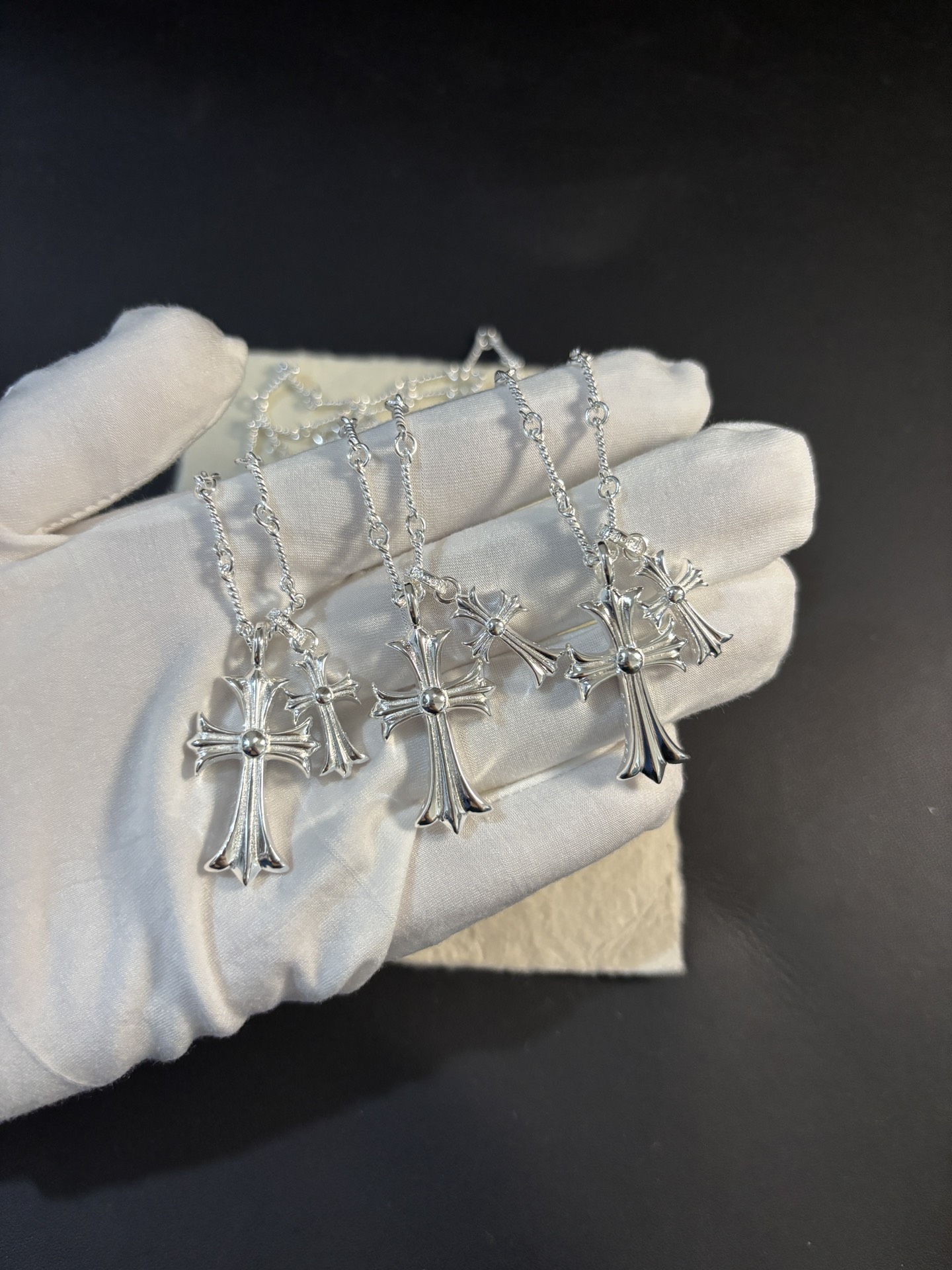 💰100 克罗心𝐂𝐡𝐫𝐨𝐦𝐞 𝐡𝐞𝐚𝐫𝐭𝐬  双十字架项链

这款超多网红 明星同款 