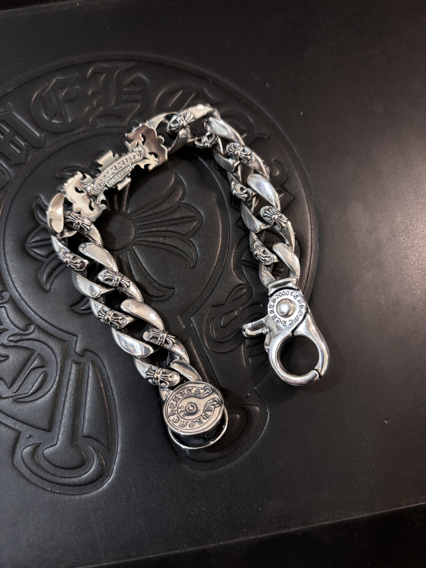 Chrome Hearts 𝐡𝐞𝐚𝐫𝐭𝐬 十字火焰粗款手链，高品质无痕焊接 尺寸18.20.22厘米