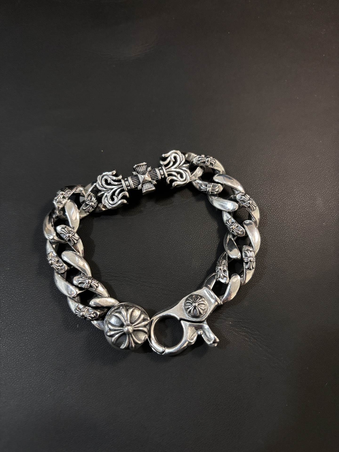 Chrome Hearts 𝐡𝐞𝐚𝐫𝐭𝐬 十字火焰粗款手链，高品质无痕焊接 尺寸18.20.22厘米