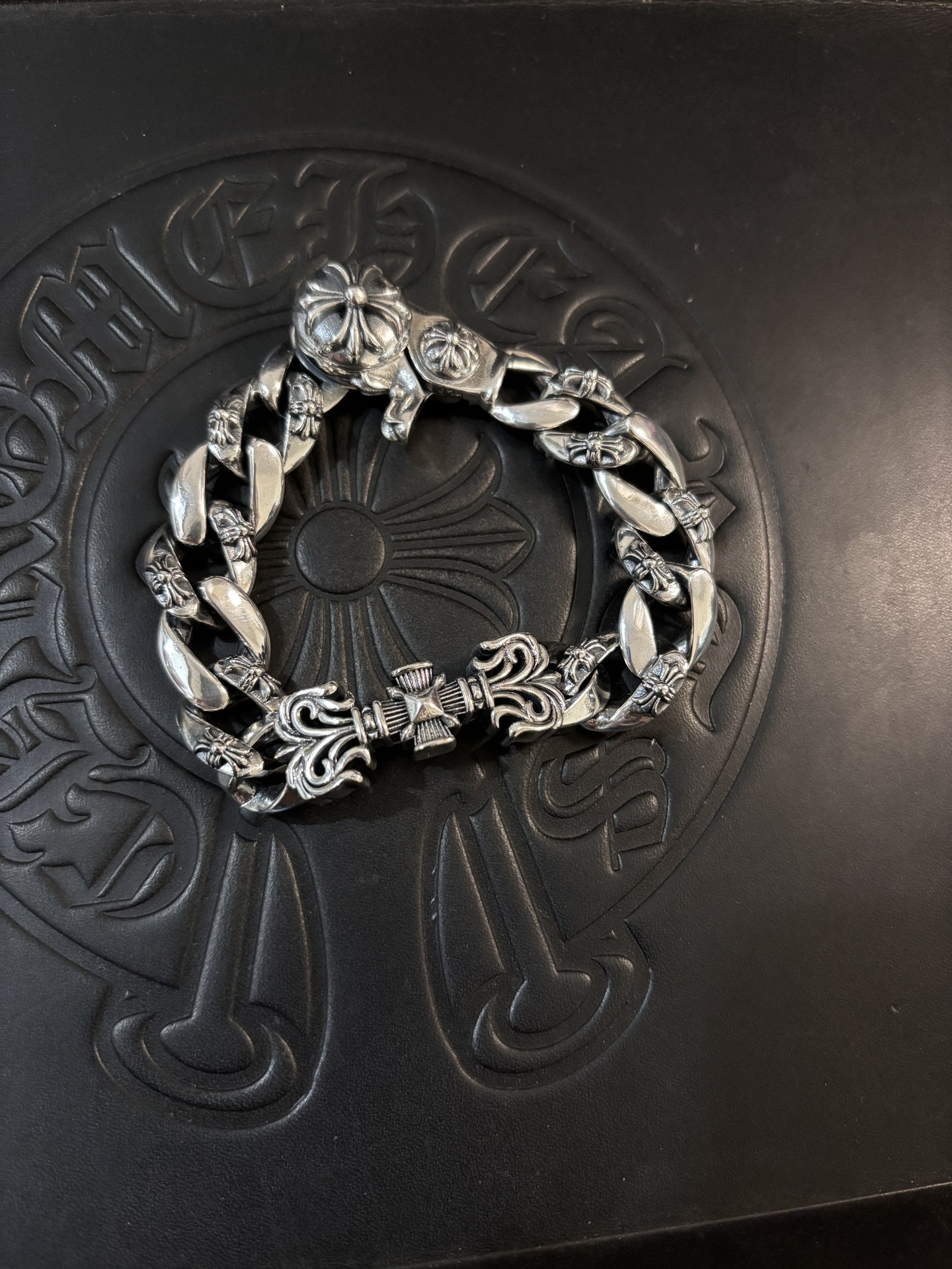 Chrome Hearts 𝐡𝐞𝐚𝐫𝐭𝐬 十字火焰粗款手链，高品质无痕焊接 尺寸18.20.22厘米