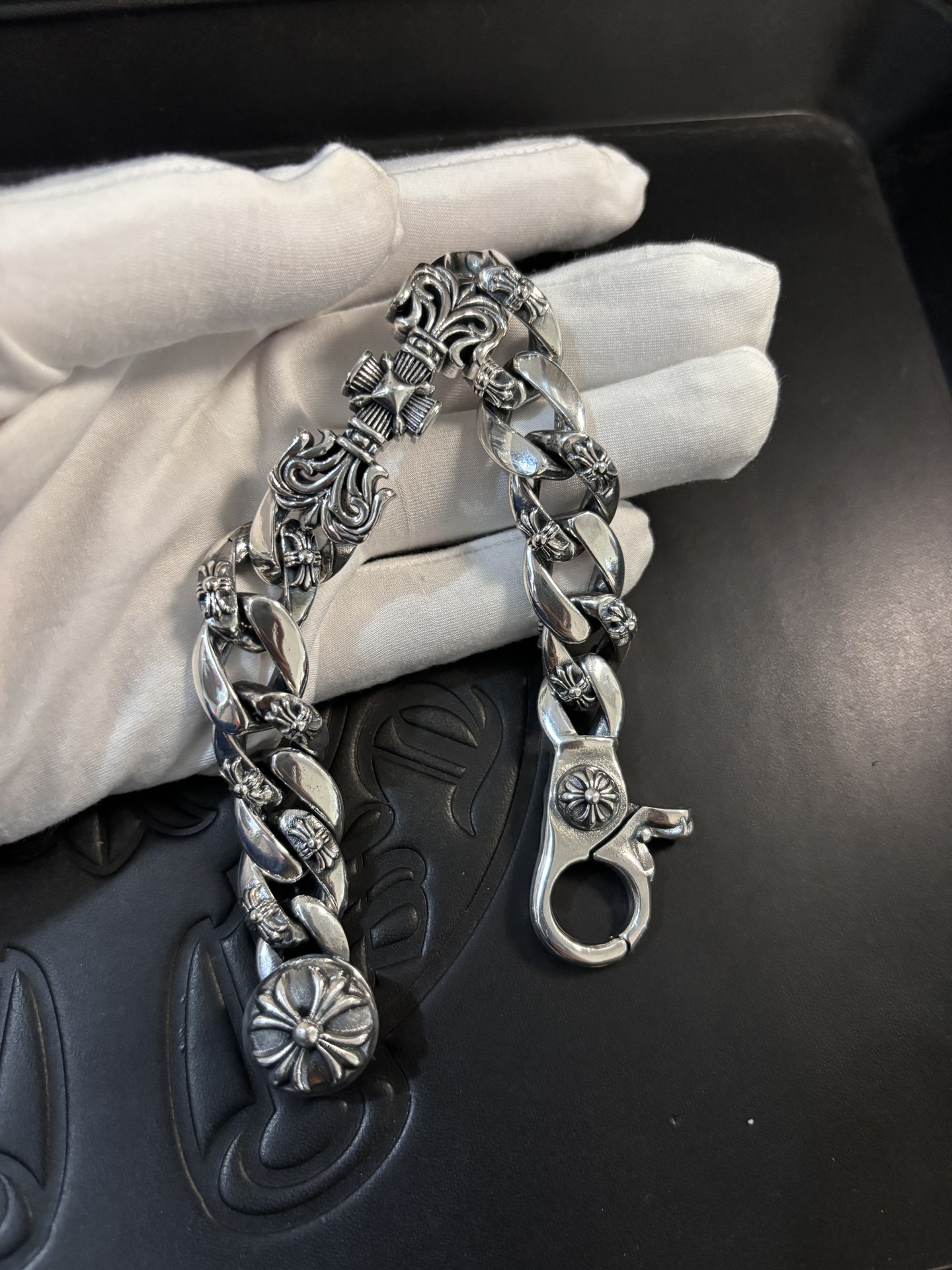 Chrome Hearts 𝐡𝐞𝐚𝐫𝐭𝐬 十字火焰粗款手链，高品质无痕焊接 尺寸18.20.22厘米