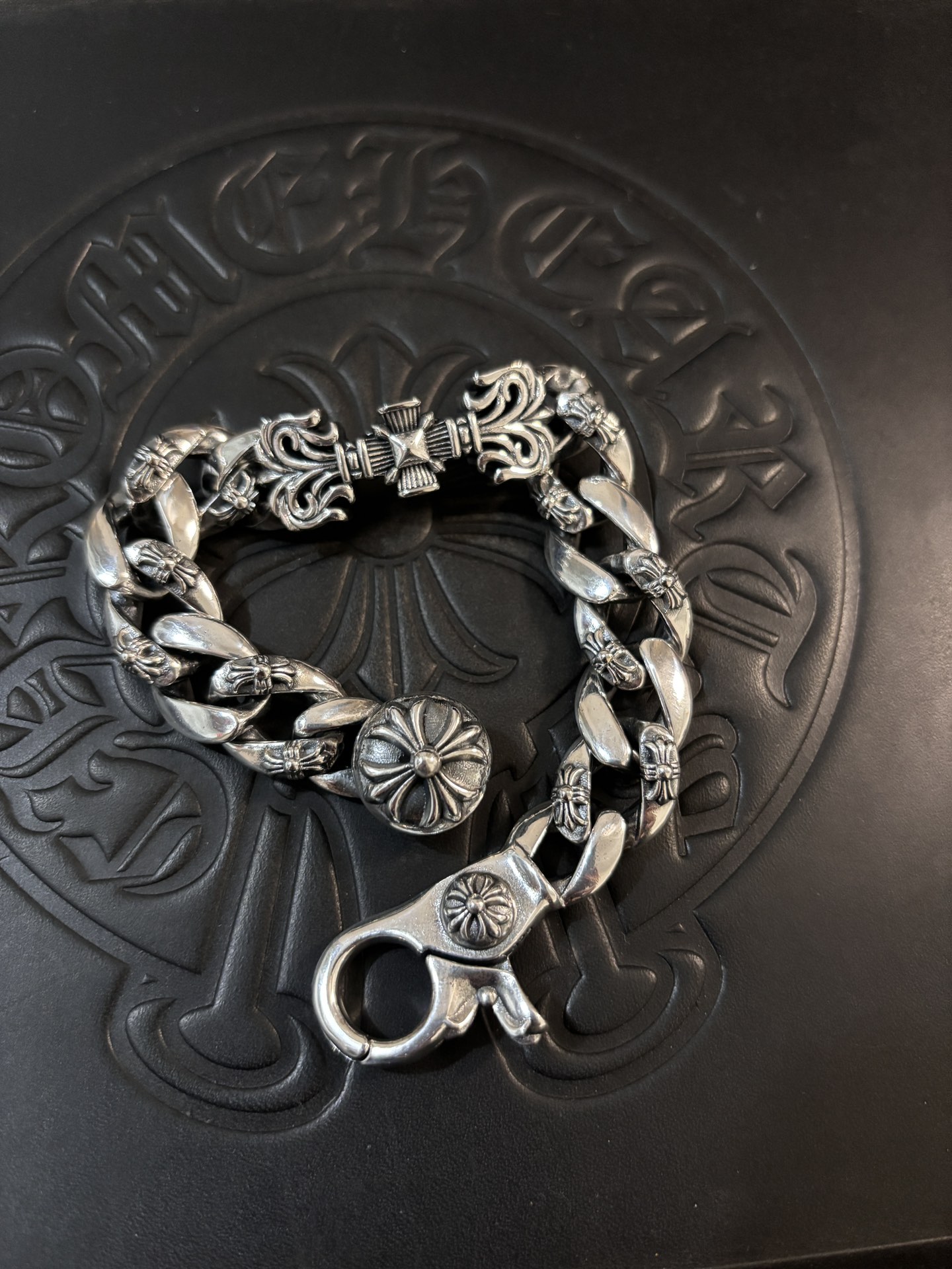 Chrome Hearts 𝐡𝐞𝐚𝐫𝐭𝐬 十字火焰粗款手链，高品质无痕焊接 尺寸18.20.22厘米