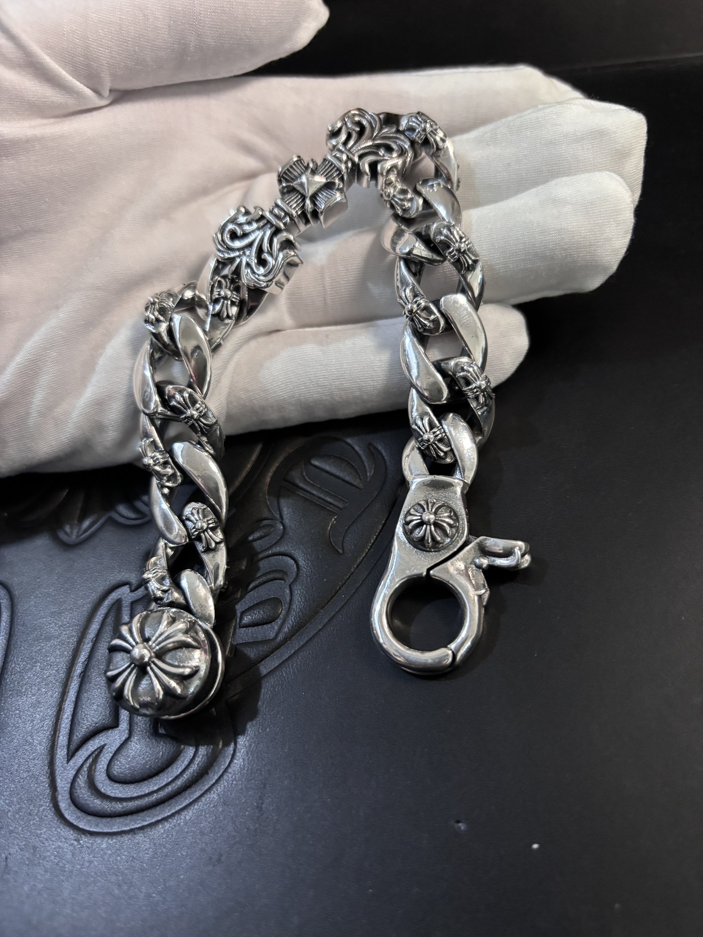 Chrome Hearts 𝐡𝐞𝐚𝐫𝐭𝐬 十字火焰粗款手链，高品质无痕焊接 尺寸18.20.22厘米