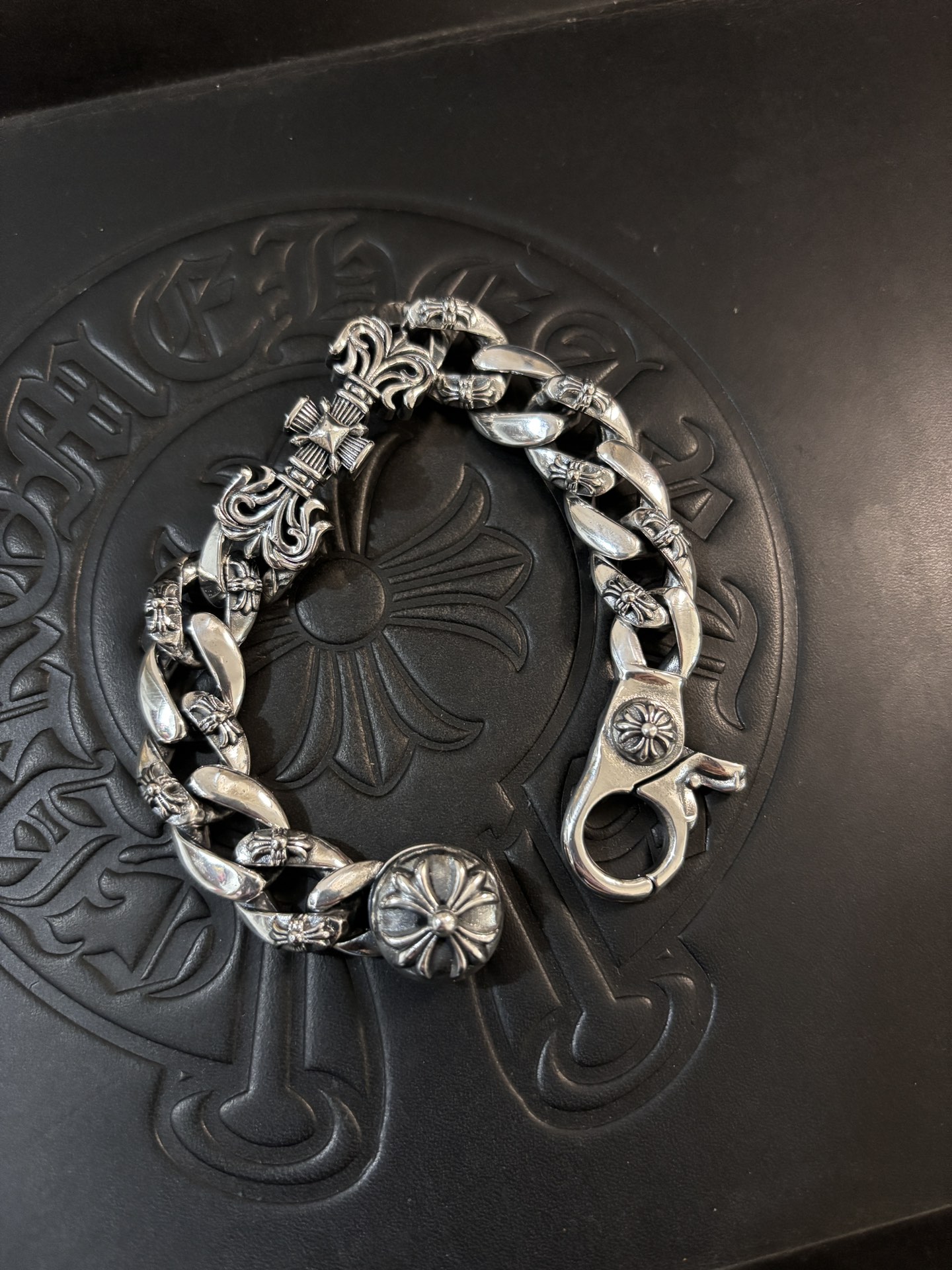 Chrome Hearts 𝐡𝐞𝐚𝐫𝐭𝐬 十字火焰粗款手链，高品质无痕焊接 尺寸18.20.22厘米