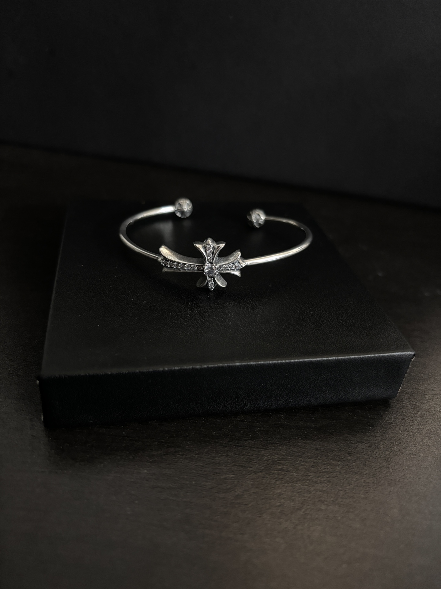 375-Cross-Cross White Drilling bracelet