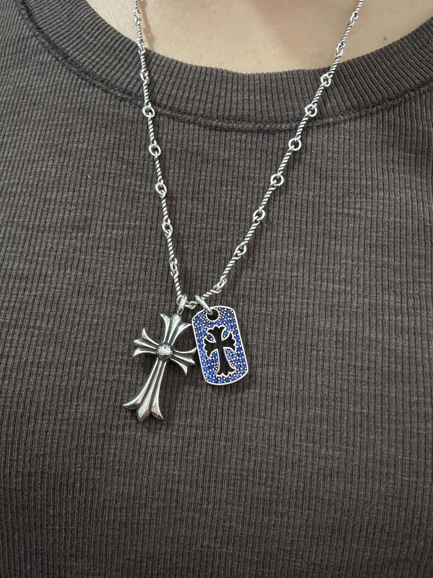 Chrome Hearts 别针竹节蓝钻方牌十字架项链