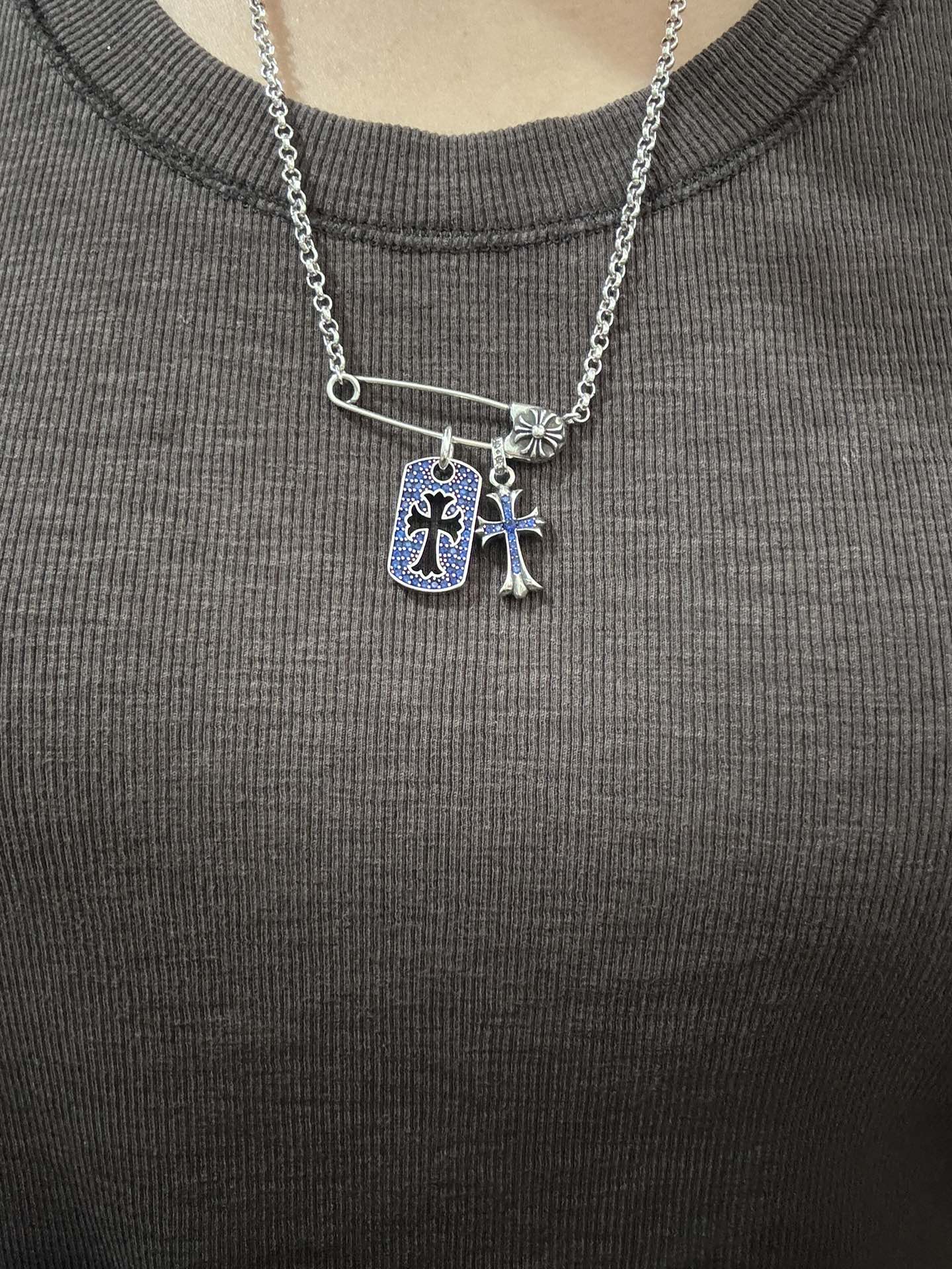 Chrome Hearts 别针竹节蓝钻方牌十字架项链