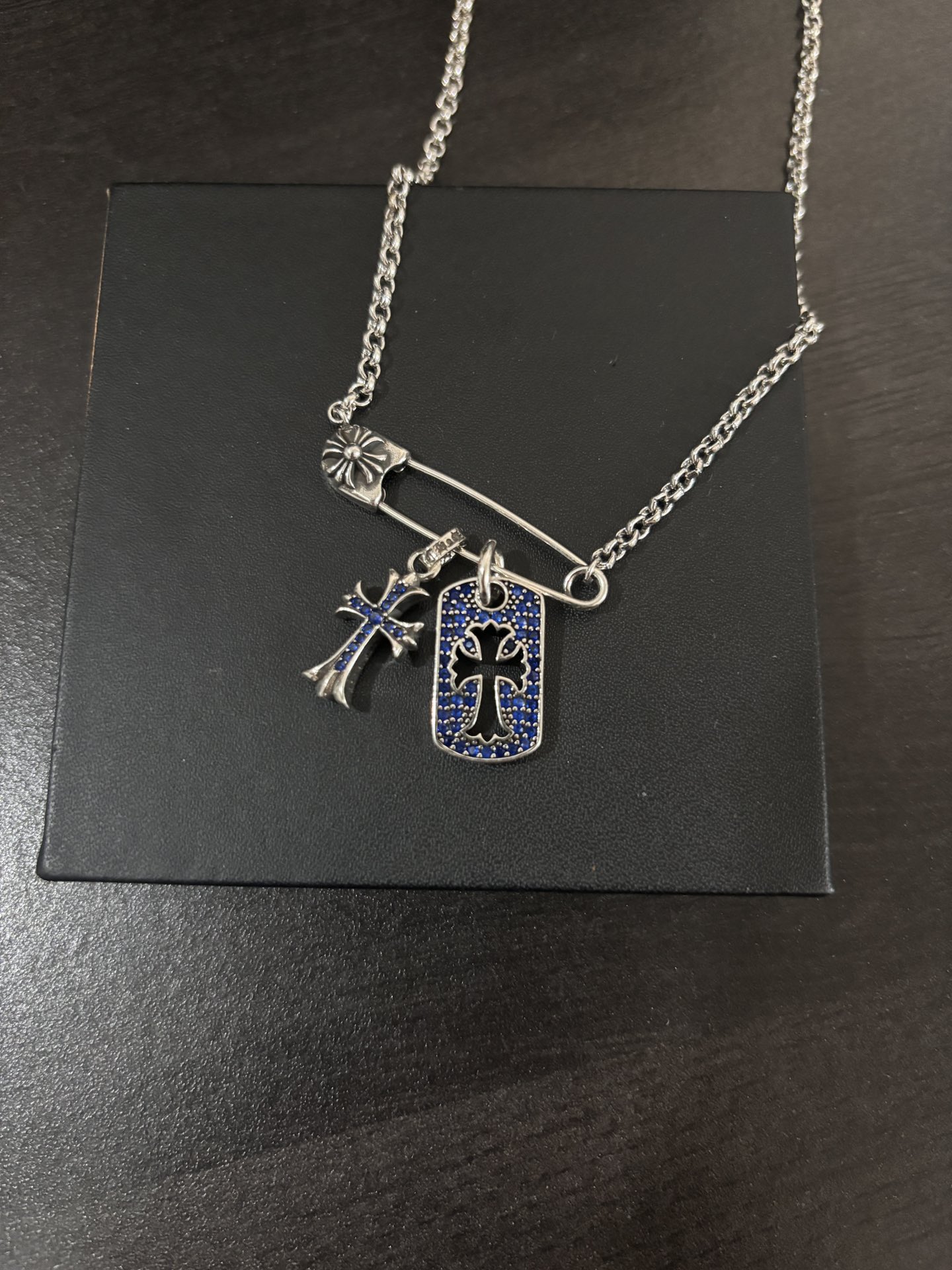 Chrome Hearts 别针竹节蓝钻方牌十字架项链