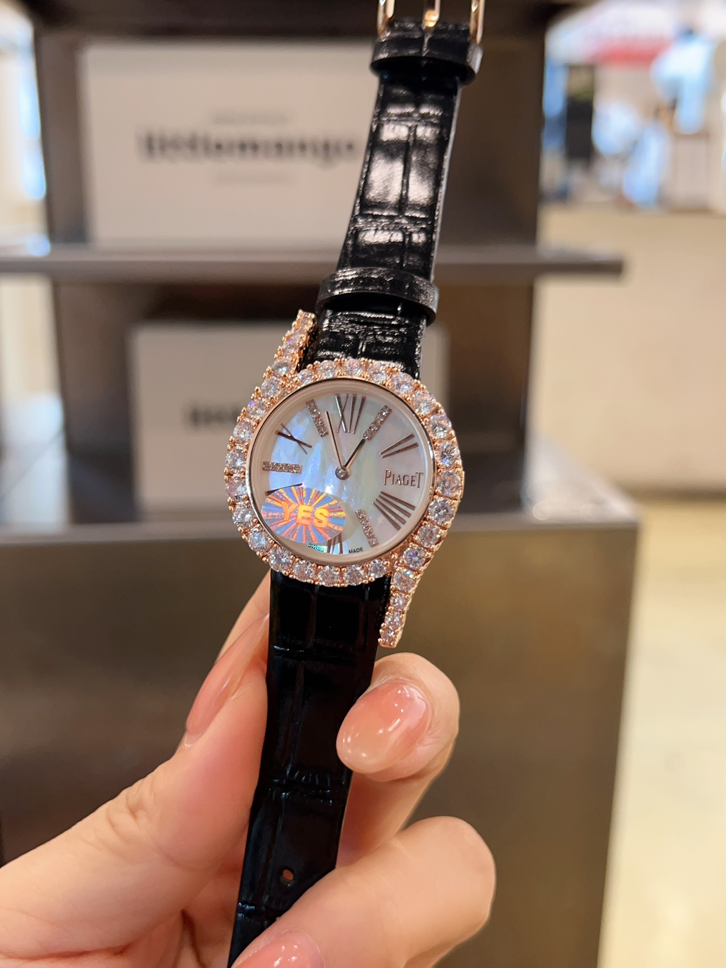 💰380 伯爵全新Limelight Gala系列!该款接近原装,每颗钻都很大颗,很饱满,真正的珠宝镶,物美价廉,超越市场货! 走颜值路线的伯爵女表,公然表示,伯爵最好看的女表就是Limelight Gala。它的流线型设计带出了女人妩媚感,而且,非常有辨识型,属于“第一眼伯爵” 腕表以迷人的不对称曲线及精湛的宝石镶嵌工艺,杰出设计及珠宝完美融为一体!全新作品嵌入直径更大的华丽美钻,莹白臻美的珍珠贝表盘。 尺寸:32mm:原装进口石英机芯 凸显钻石的熠熠华彩,诠释隽永不凡的经典设计