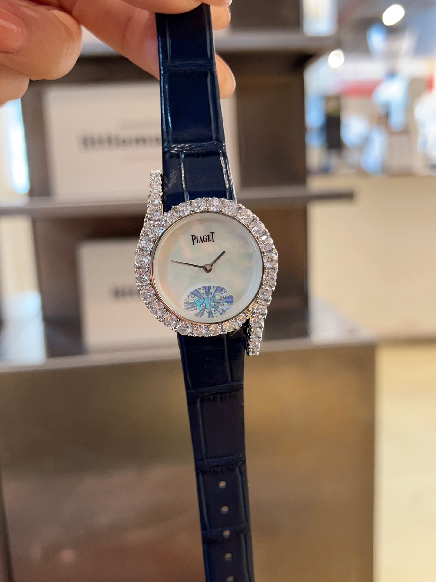 💰350伯爵全新Limelight Gala系列!该款接近原装,每颗钻都很大颗,很饱满,真正的珠宝镶,物美价廉,超越市场货! 走颜值路线的伯爵女表,公然表示,伯爵最好看的女表就是Limelight Gala。它的流线型设计带出了女人妩媚感,而且,非常有辨识型,属于“第一眼伯爵” 腕表以迷人的不对称曲线及精湛的宝石镶嵌工艺,杰出设计及珠宝完美融为一体!全新作品嵌入直径更大的华丽美钻,莹白臻美的珍珠贝表盘。 尺寸:32mm:原装进口石英机芯, 凸显钻石的熠熠华彩,诠释隽永不凡的经典设计🍀🍀🍀