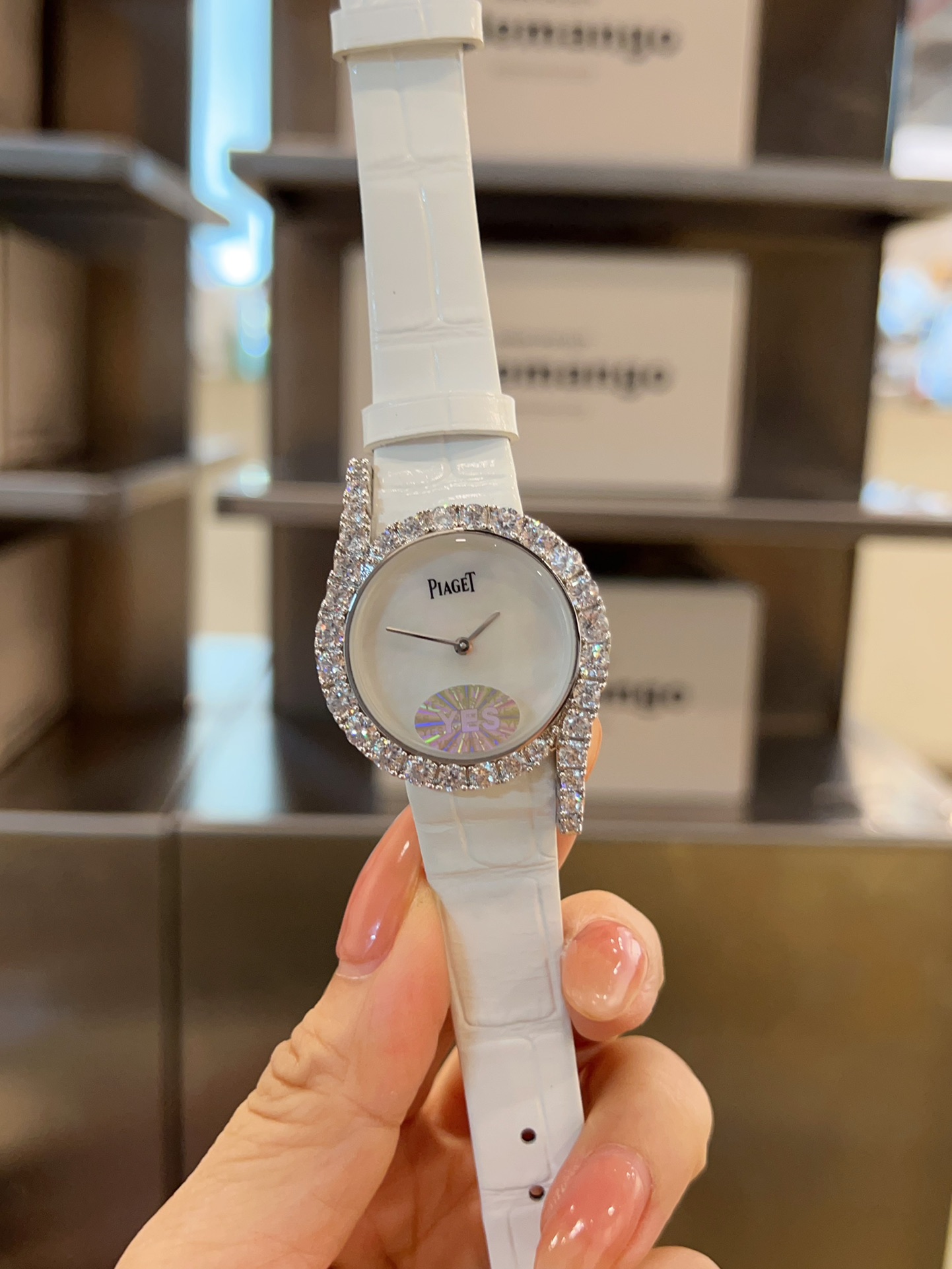 💰350 伯爵全新Limelight Gala系列!该款接近原装,每颗钻都很大颗,很饱满,真正的珠宝镶,物美价廉,超越市场货! 走颜值路线的伯爵女表,公然表示,伯爵,最好看的女表就是Limelight Gala。它的流线型设计带出了女人妩媚感,而且,非常有辨识型,属于“第一眼伯爵” 腕表以迷人的不对称曲线及精湛的宝石镶嵌工艺,杰出设计及珠宝完美融为一体!全新作品嵌入直径更大的华丽美钻,莹白臻美的珍珠贝表盘。 尺寸:32mm:原装进口石英机芯 凸显钻石的熠熠华彩,诠释隽永不凡的经典设计🍀🍀🍀