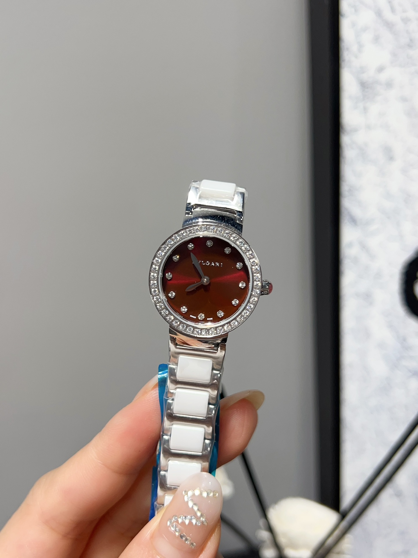 Luxury Bvlgari Watch with Gold Ceramics and Drilling: Classic Fashionable Design - 图片 4