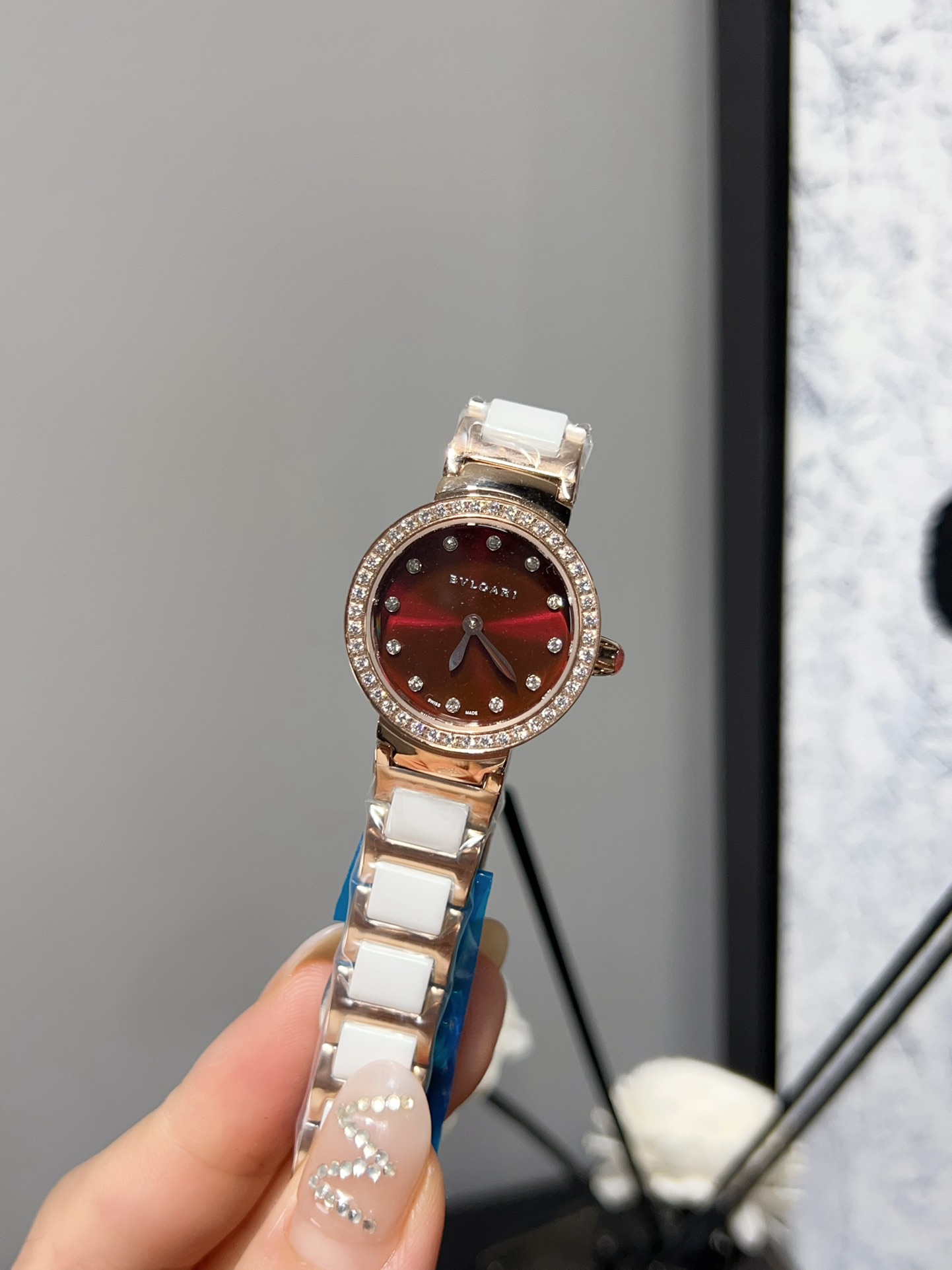 Luxury Bvlgari Watch with Gold Ceramics and Drilling: Classic Fashionable Design - 图片 5
