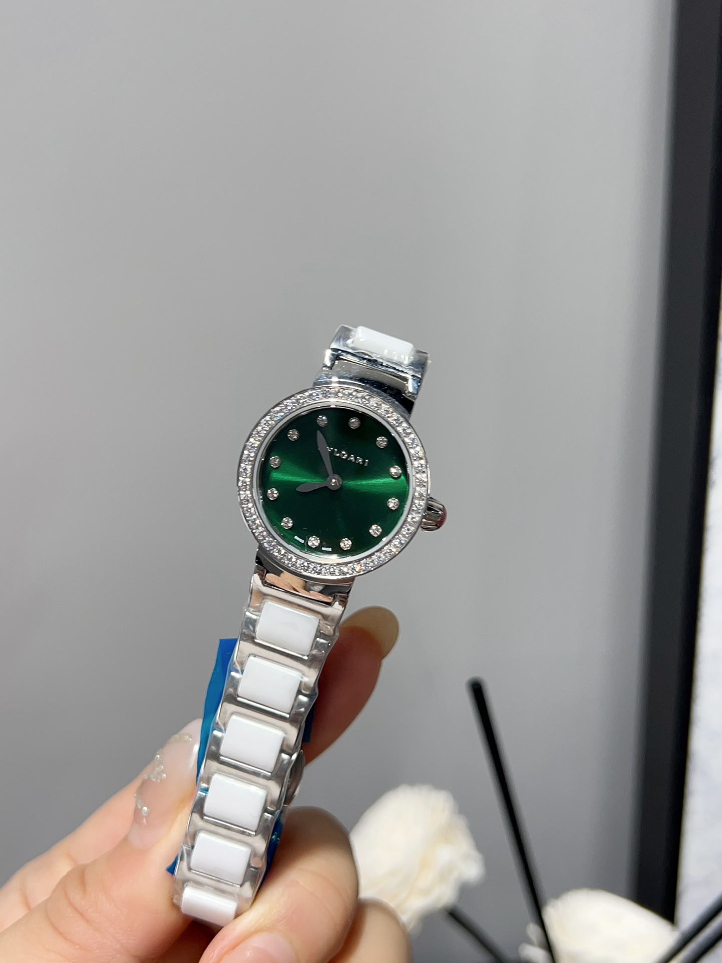 Luxury Bvlgari Watch with Gold Ceramics and Drilling: Classic Fashionable Design - 图片 2