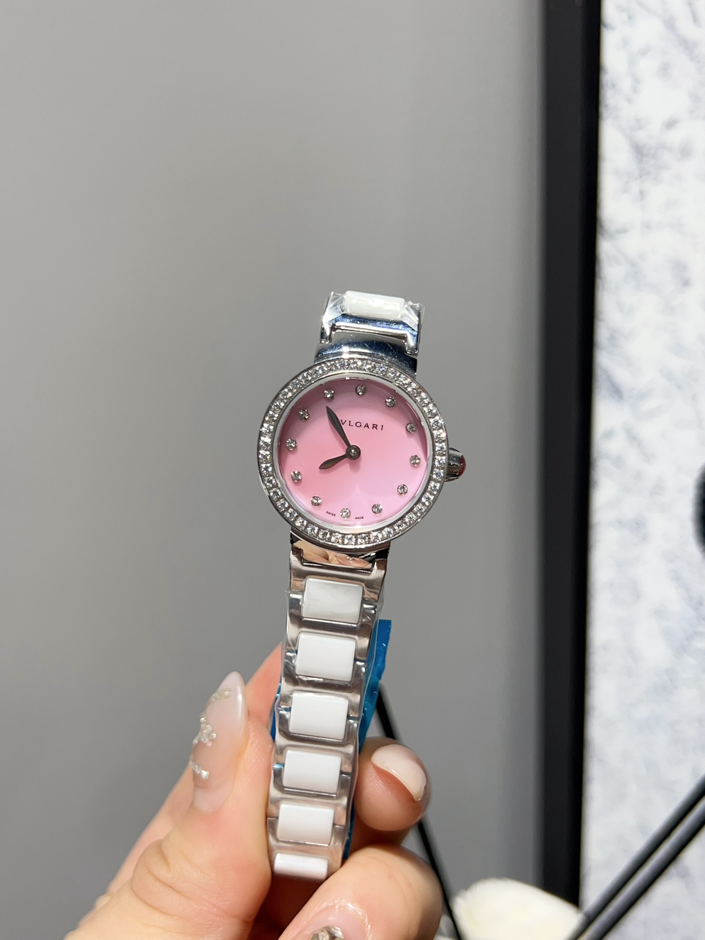 Luxury Bvlgari Watch with Gold Ceramics and Drilling: Classic Fashionable Design - 图片 3