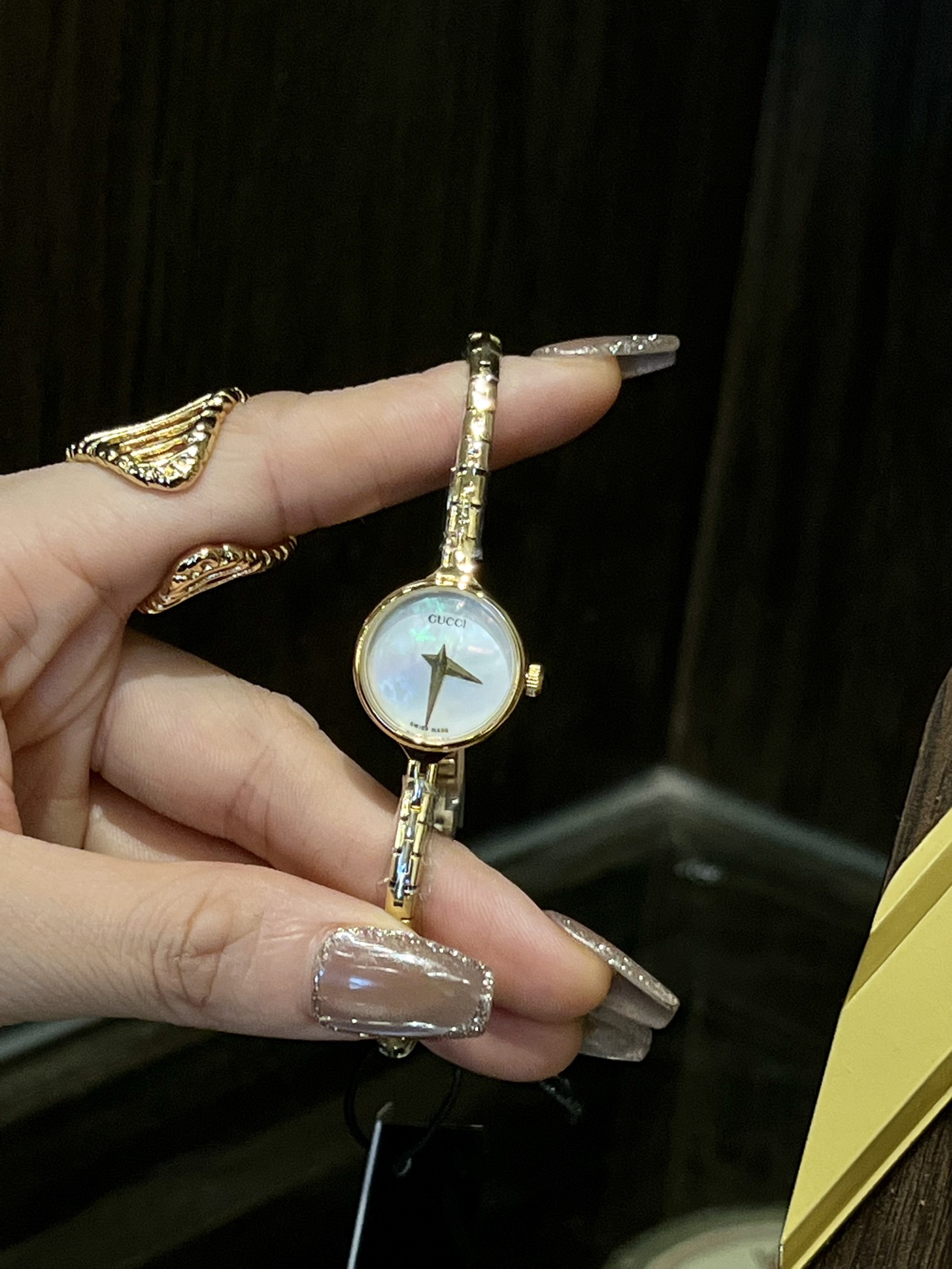 NO:394225,Come and get some hard goods from the second-hand Japanese medieval second-hand shop!  It is extremely ladylike. With its simple dial, it has no other functions except recording time. It is simple to simplify the complexity and recall simple life. Fashion is a cycle. What is popular now may also be the most popular watch that once was filled with vintage charm, but also timeless at all!  The most important thing is that you are not afraid of hitting the watch!  The dial is 23mm, the fine bracelet is full of medieval flavor, and small parts are polished one by one to create an exquisite bracelet, Swiss quartz movement!  Gift gifts first choice, gucci19860909来点硬货日本中古二手店淘回来的gucci款！极其富有淑女范儿.配上及其简单的表盘,除去记录时间外别无其他功能,删繁就简,追忆简单生活.时尚就是一个轮回,现在正流行的也可能曾经爸爸妈妈压箱底的这些美表不仅满满vintage韵味,而且一点也不过时！最主要是不怕撞表！ 表盘23mm,精细的表链满满中古的味道,一颗一颗小部件精细打磨,打造出来一条精致的表链,瑞士石英机芯！送礼首选,,gucci,Watch