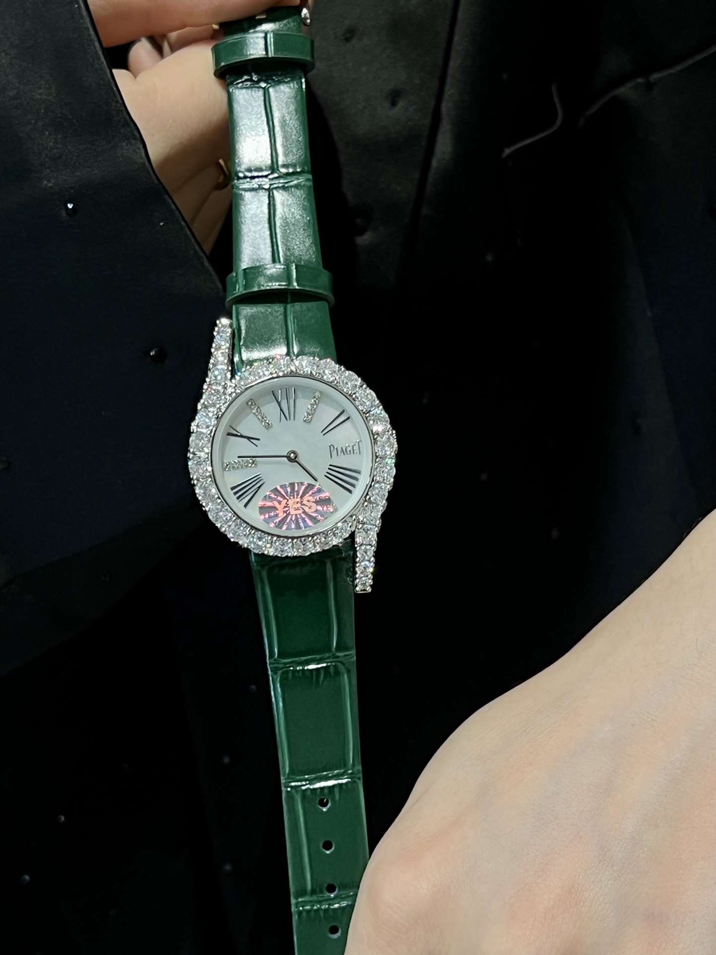 【 贝壳面💰390伯爵全新Limelight Gala系列!该款接近原装,每颗钻都很大颗,很饱满,真正的珠宝镶,物美价廉,超越市场货! 走颜值路线的伯爵女表,公然表示,伯爵最好看的女表就是Limelight Gala。它的流线型设计带出了女人妩媚感,而且,非常有辨识型,属于“第一眼伯爵” 腕表以迷人的不对称曲线及精湛的宝石镶嵌工艺,杰出设计及珠宝完美融为一体!全新作品嵌入直径更大的华丽美钻,莹白臻美的珍珠贝表盘。 尺寸:32mm:原装进口石英机芯 凸显钻石的熠熠华彩,诠释隽永不凡的经典设计