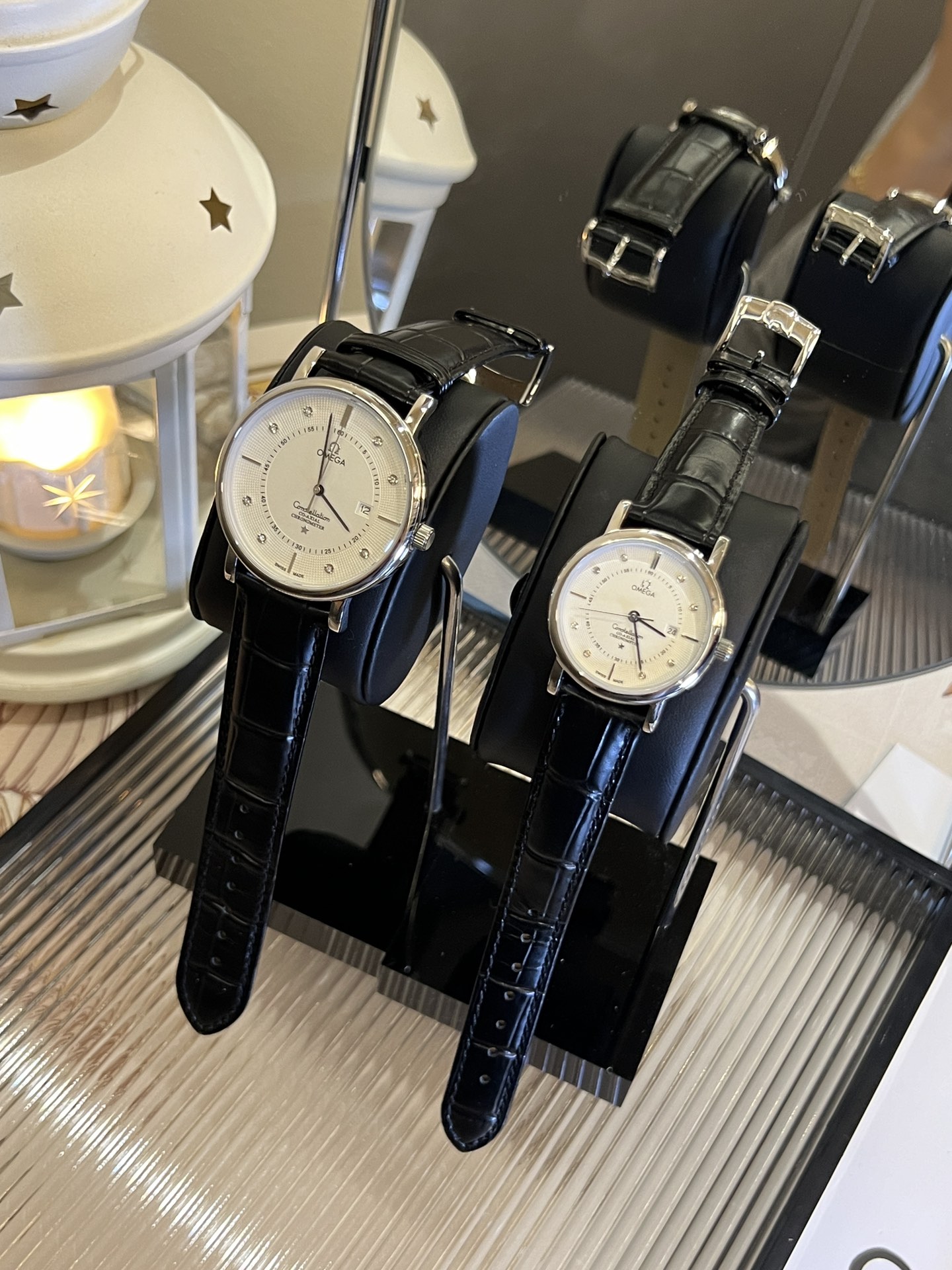 “High-quality Steel Watches with Mineral Glass Lenses and Unique Design Elements”