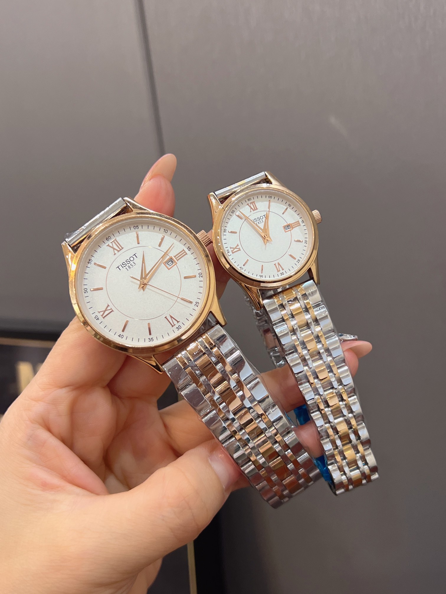 💰240金+20.钢➕20 天梭TISSOT✨ 全新卡森臻我系列情侣对表隆重登场寓意每时每刻做真实的自己。每一种身份，皆是兴之所至。每一年真我，都独具魅力。佩戴卡森臻我系列腕表，传递着随心所欲的都市“芯”主张。尺寸女装30mm，男装40mm 实物拍摄 品质如一！