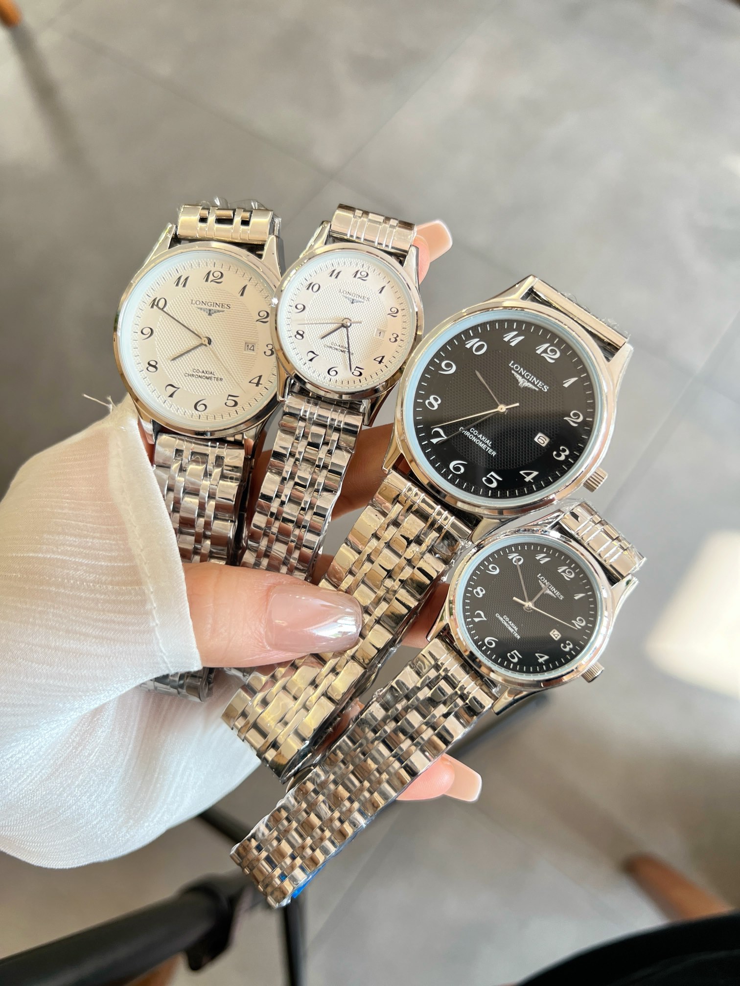 白190-金210 钢带+20 。浪琴-LONGINES‼️精品情侣对表🌹🌹🌹携手而来，简约精致，品质精湛，热卖全城。采用进口石英机芯，顶级316精钢表壳，进口小牛皮表带，矿物质超强镜面，男款尺寸40*10，女款尺寸 30*10🔥顶级出品 精品不断🔥