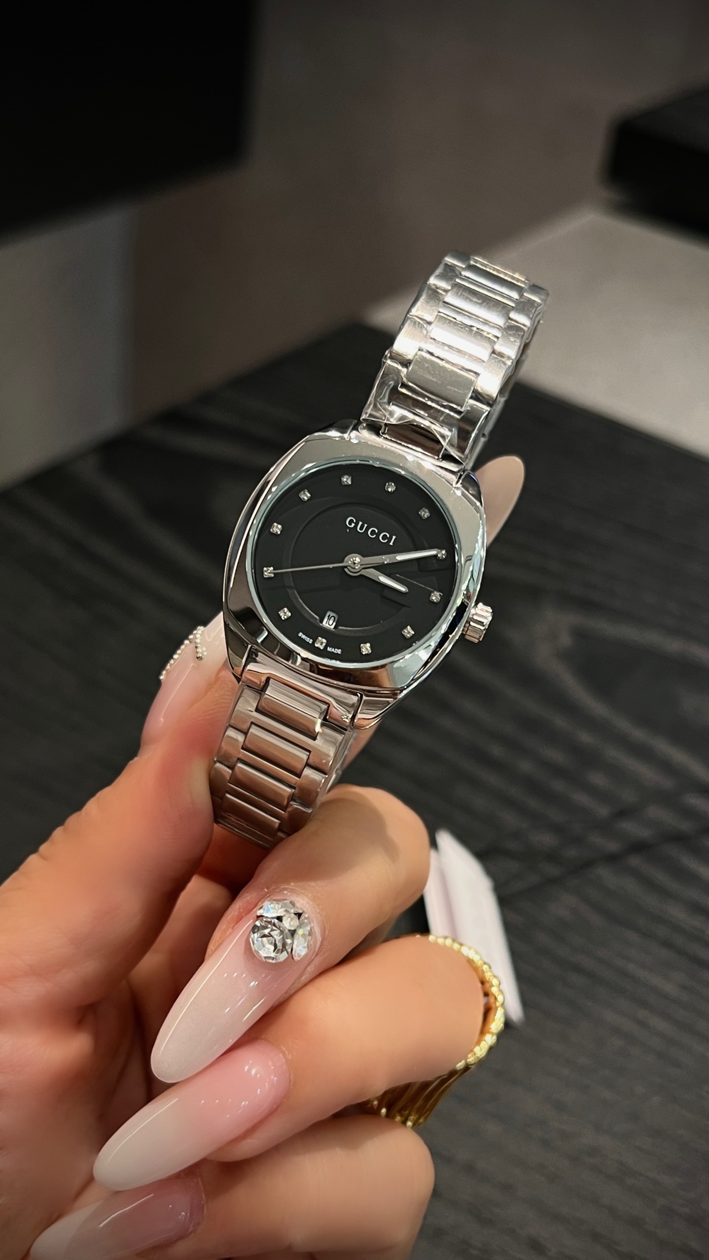 White shell 260 gold p644 Monuments Gucci Gucci GG2570 YA142504 wristwatch stone machine, size 28mm. Delivery