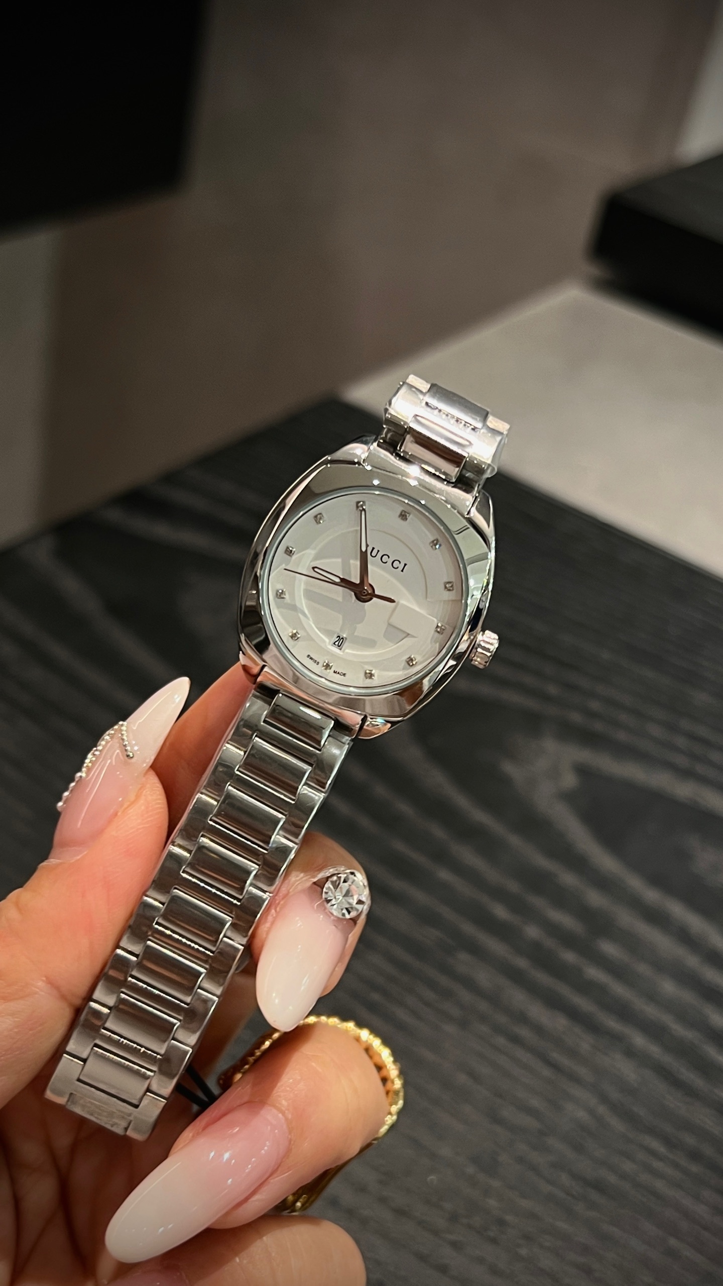 White shell 260 gold p644 Monuments Gucci Gucci GG2570 YA142504 wristwatch stone machine, size 28mm. Delivery - 图片 1
