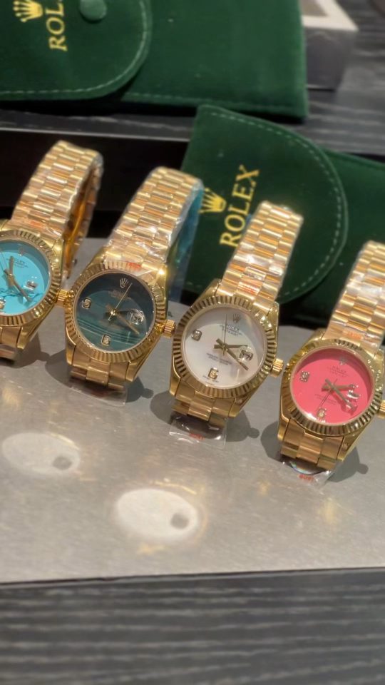 שעוני יוקרתיים בגוון זהב מעוצבים מברים לשונות וסגנונות