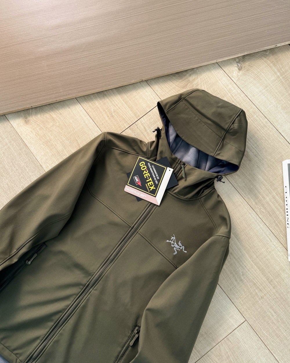 供123💰 刺绣款
𝐀𝐑𝐂‘𝐓𝐄𝐑𝐘𝐗 /始祖鸟连帽软壳冲锋衣加绒外套
在多变的气候环B1257境中,一款优质的软壳外套无疑是您的理想之选。
我们的软壳外套,采用先进的科技面料,兼具卓越的功能性与时尚的外观设计。其出色的防风性能,能有效阻挡寒风侵袭,为您带来温暖的呵护。同时,良好的防水特性,让您在面对小雨等潮湿天气时也能从容不迫。
软壳外套的版型设计经过精心考量,既贴合人体曲线,又给予身体充分的活动空间,无论是日常出行还是户外运动,都能让您行动自如。而且,多种时尚颜色可供选择,满足您不同的审美需求。
品质至上,是我们始终坚守的承诺。选择我们的软壳外套,就是选择一份可靠的保障和独特的时尚品味。
快来拥有这款软壳外套,开启您的精彩生活之旅。
颜色:黑色 灰白 大红 黄色 深灰 军绿 藏青
尺码M-4XL
尺码 肩宽 胸围 衣长 袖长 建议体重
M 47 104 68 60 110-125
L 48 108 69 61 125-140
XL 49 112 70 62 140-155
2XL 50 116 71 63 155-170
3XL 51 120 72 64 170-185
4XL 52 124 73 65 185-200