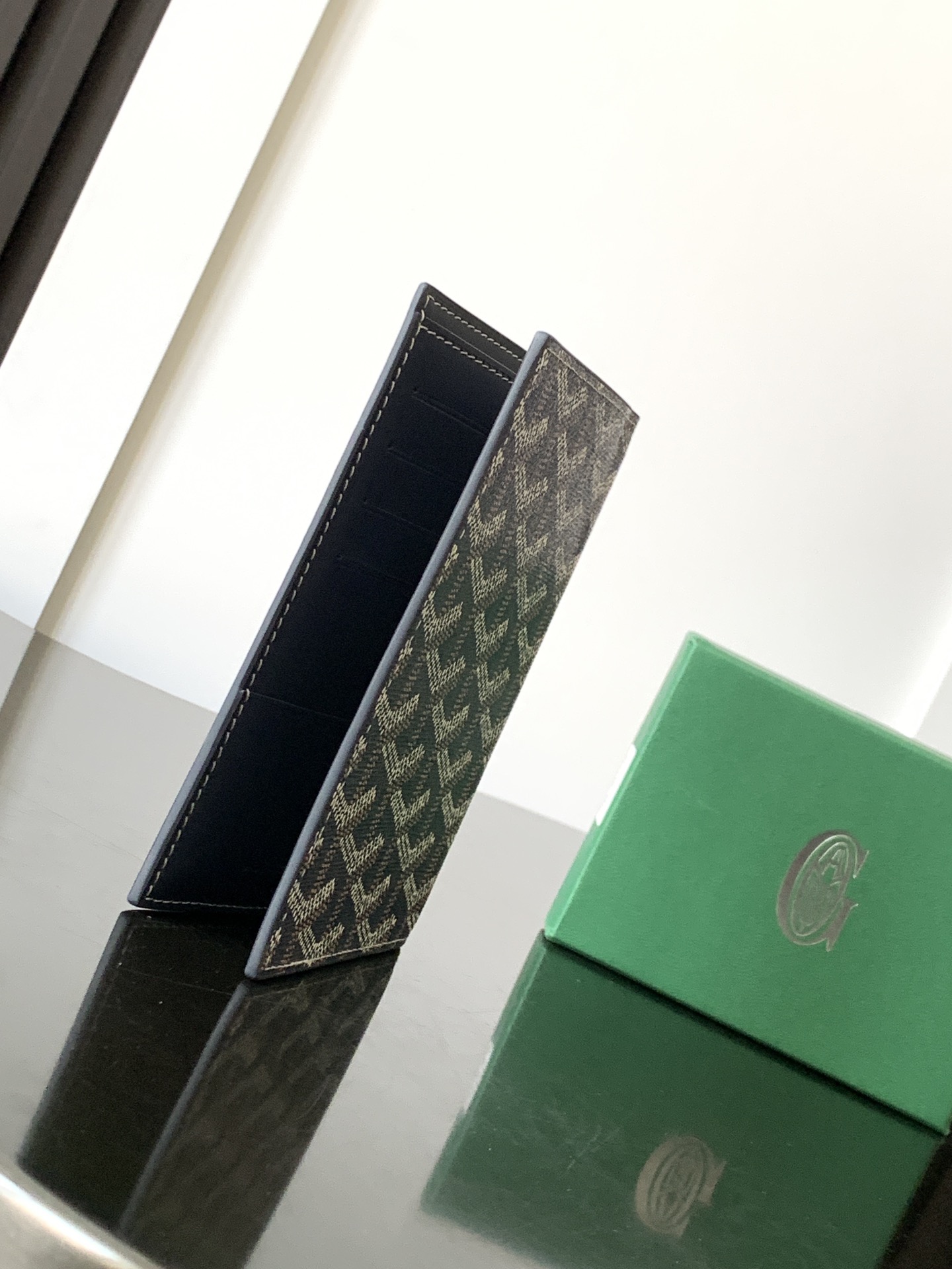 Grenelle护照夹非常适合在旅行时使用因为它不仅可以让您存放护照还可以存放卡片和各种证件1.5cmx