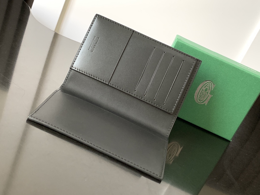Grenelle护照夹非常适合在旅行时使用因为它不仅可以让您存放护照还可以存放卡片和各种证件1.5cmx