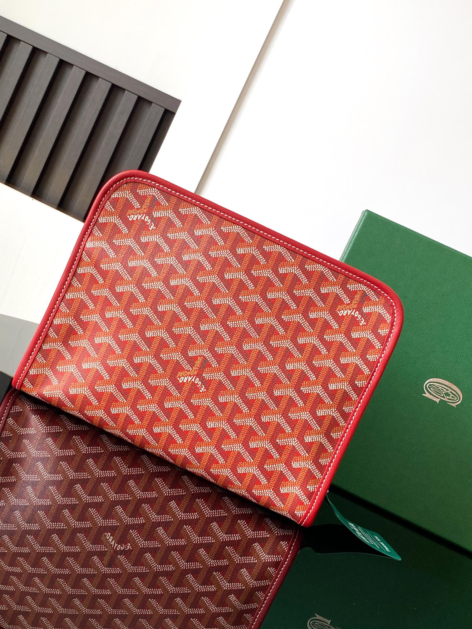 Gucci Jouvence 中号洗漱包的设计非常实用 可竖直放置内装物品 以避免任何液体溢出