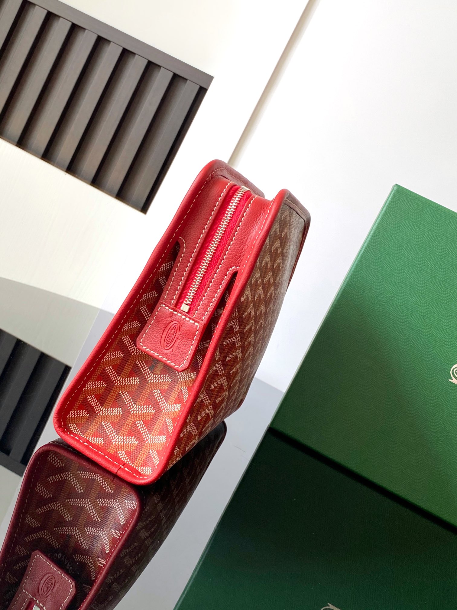 Gucci Jouvence 中号洗漱包的设计非常实用 可竖直放置内装物品 以避免任何液体溢出
