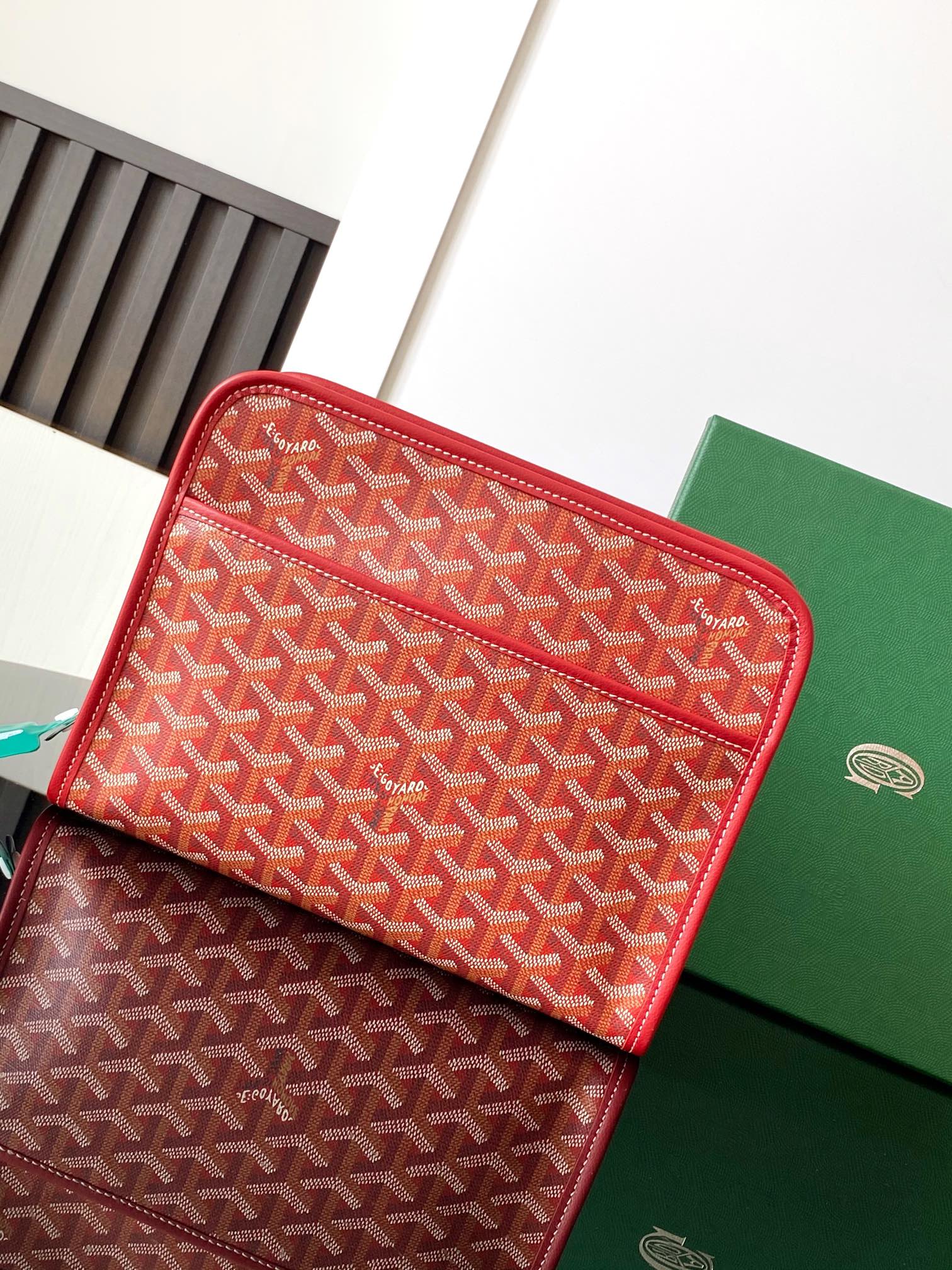 Gucci Jouvence 中号洗漱包的设计非常实用 可竖直放置内装物品 以避免任何液体溢出