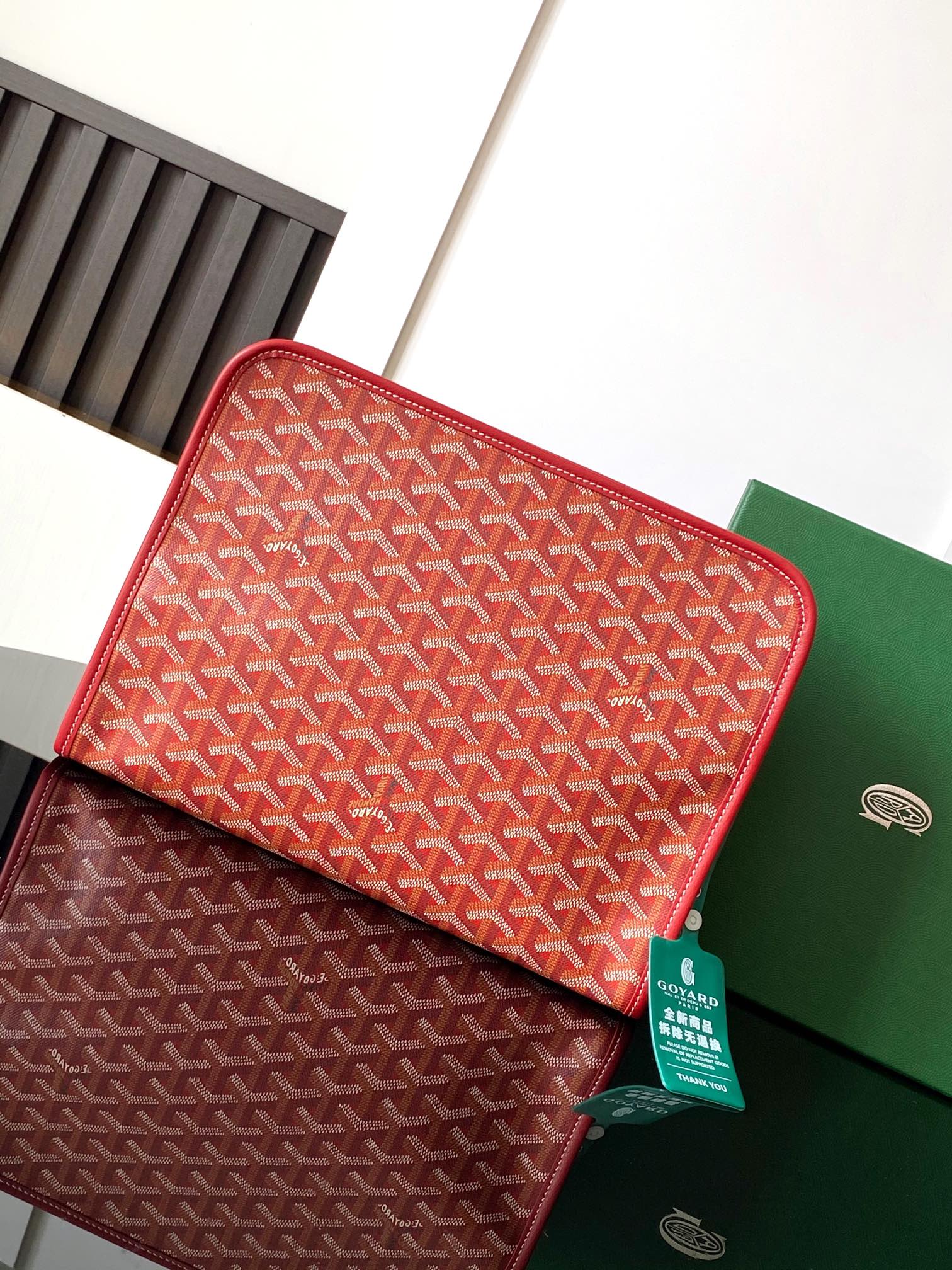 Gucci Jouvence 大号洗漱包的设计非常实用 可竖直放置内装物品 以避免任何液体溢出