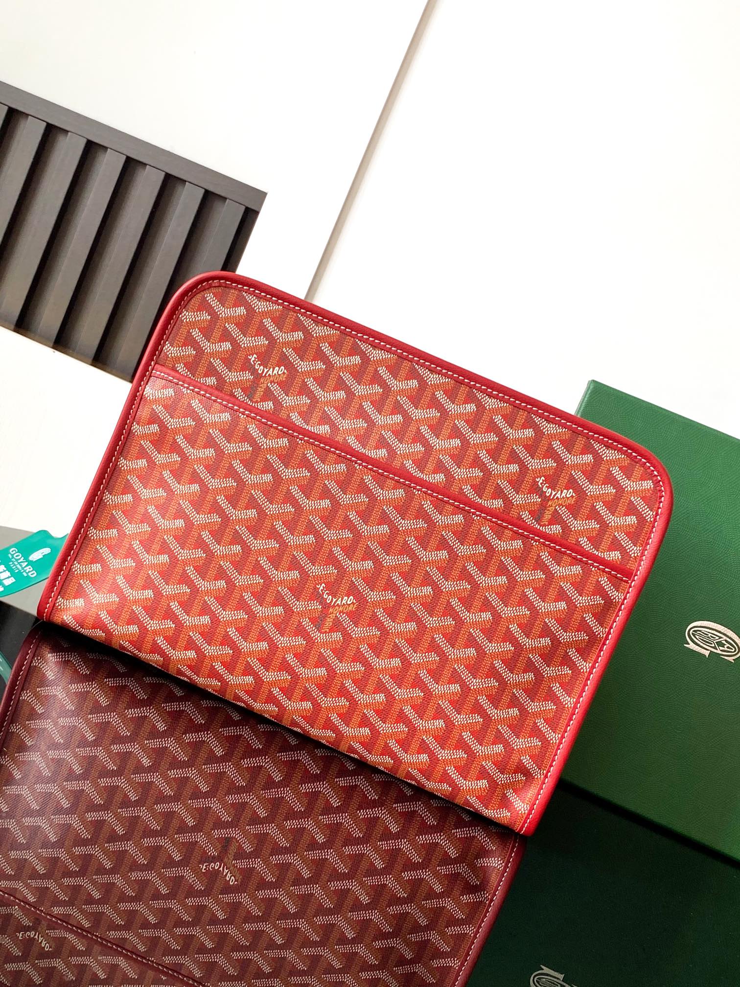 Gucci Jouvence 大号洗漱包的设计非常实用 可竖直放置内装物品 以避免任何液体溢出