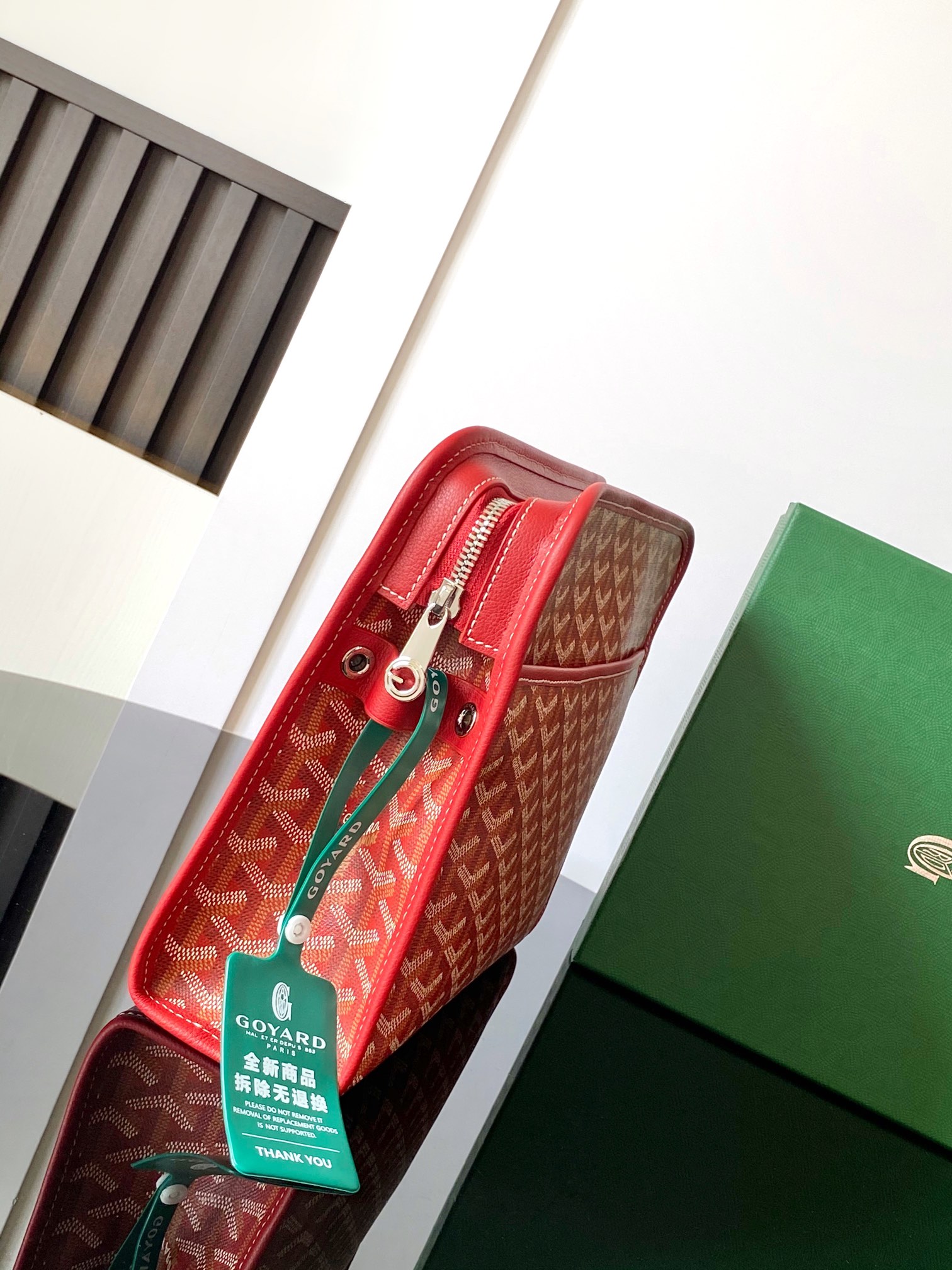 Gucci Jouvence 大号洗漱包的设计非常实用 可竖直放置内装物品 以避免任何液体溢出
