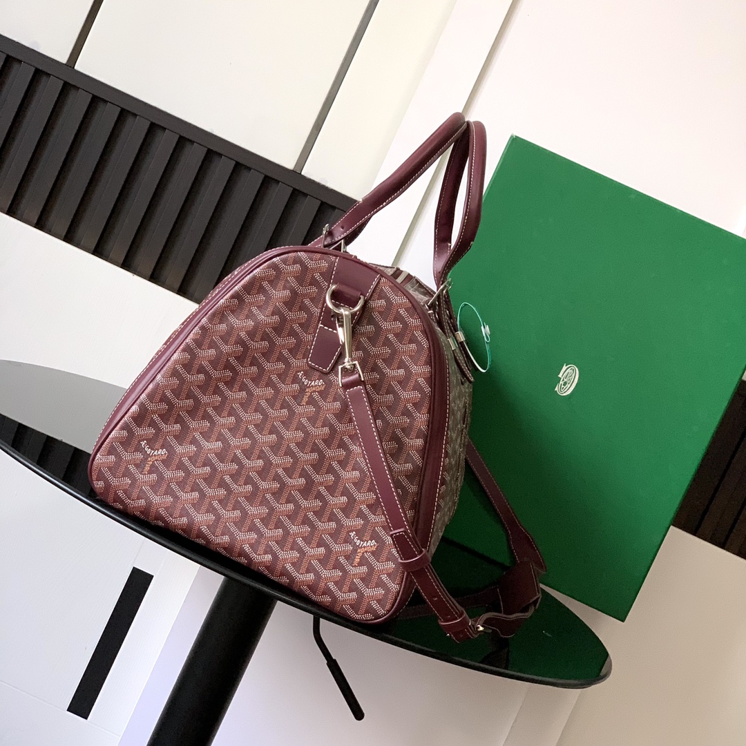 Goyard CROISIERE 手提包（长度50 厘米）就像一个蚕蛹 通过带挂锁的拉链来运输、保护和固定个人物品
